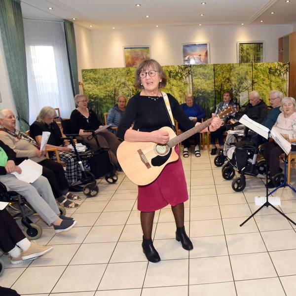 Volkslieder und Schlager klingen durch das Otto-Jeschkeit-Altenzentrum in Engelskirchen-Ründeoth, wenn Angelika Schumacher und Hans Mössing ihre Gitarren ausgepackt haben.
