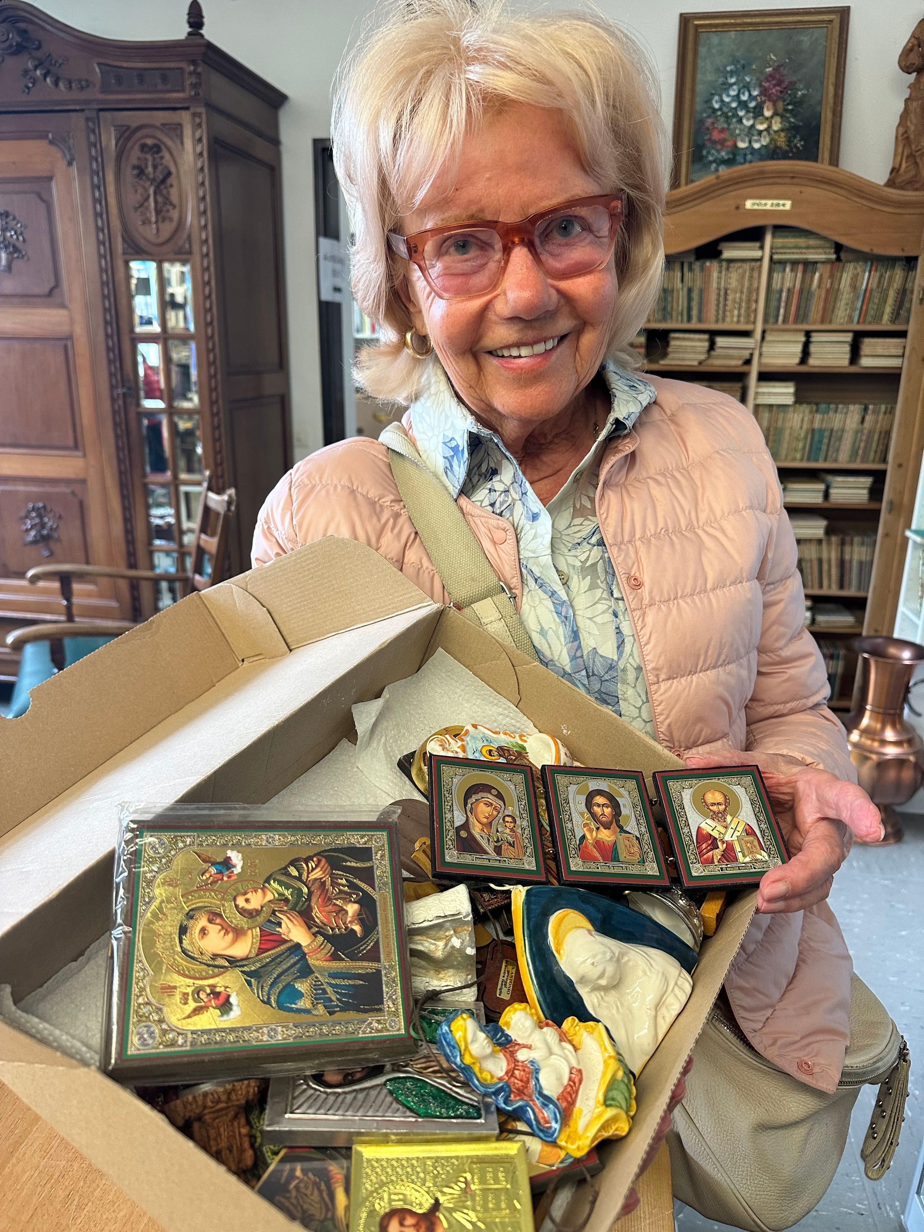 Ulla Vierling aus Overath gibt ihre Sammlung von Ikonen ab, erworben im Urlaub.