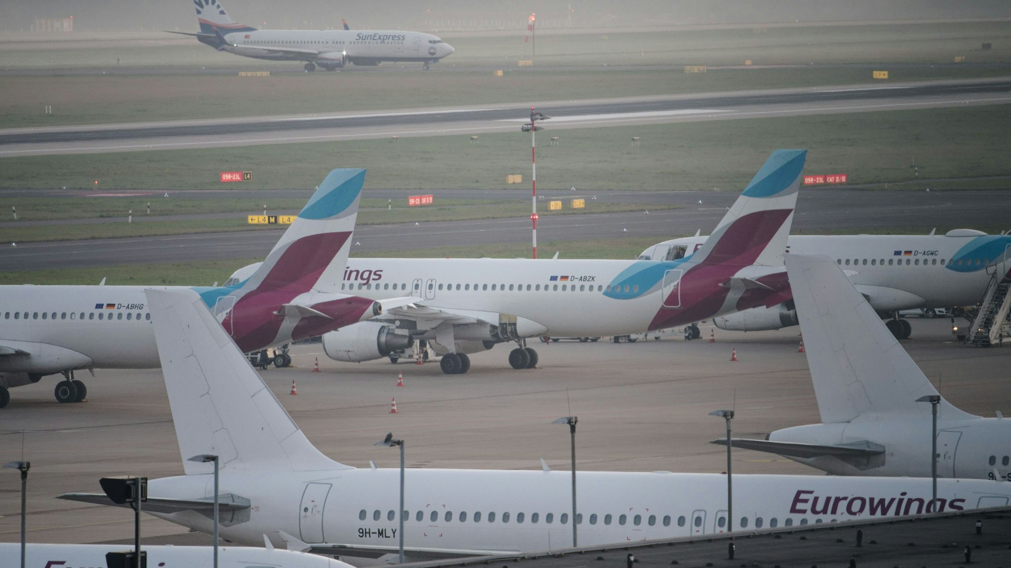 Flugzeuge der Fluggesellschaft Eurowings stehen am Morgen auf dem Flughafen Düsseldorf.