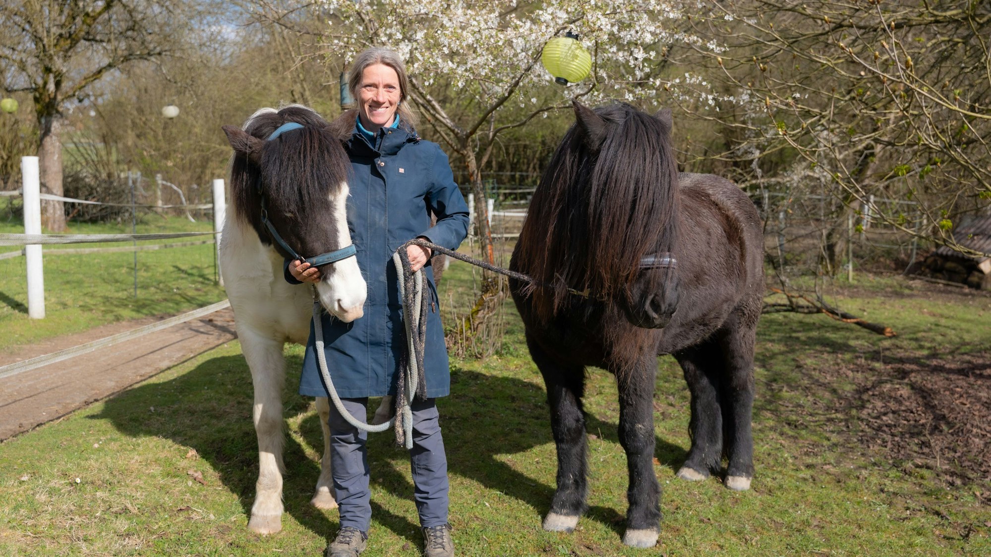 Miriam Mertens mit zwei Pferden.