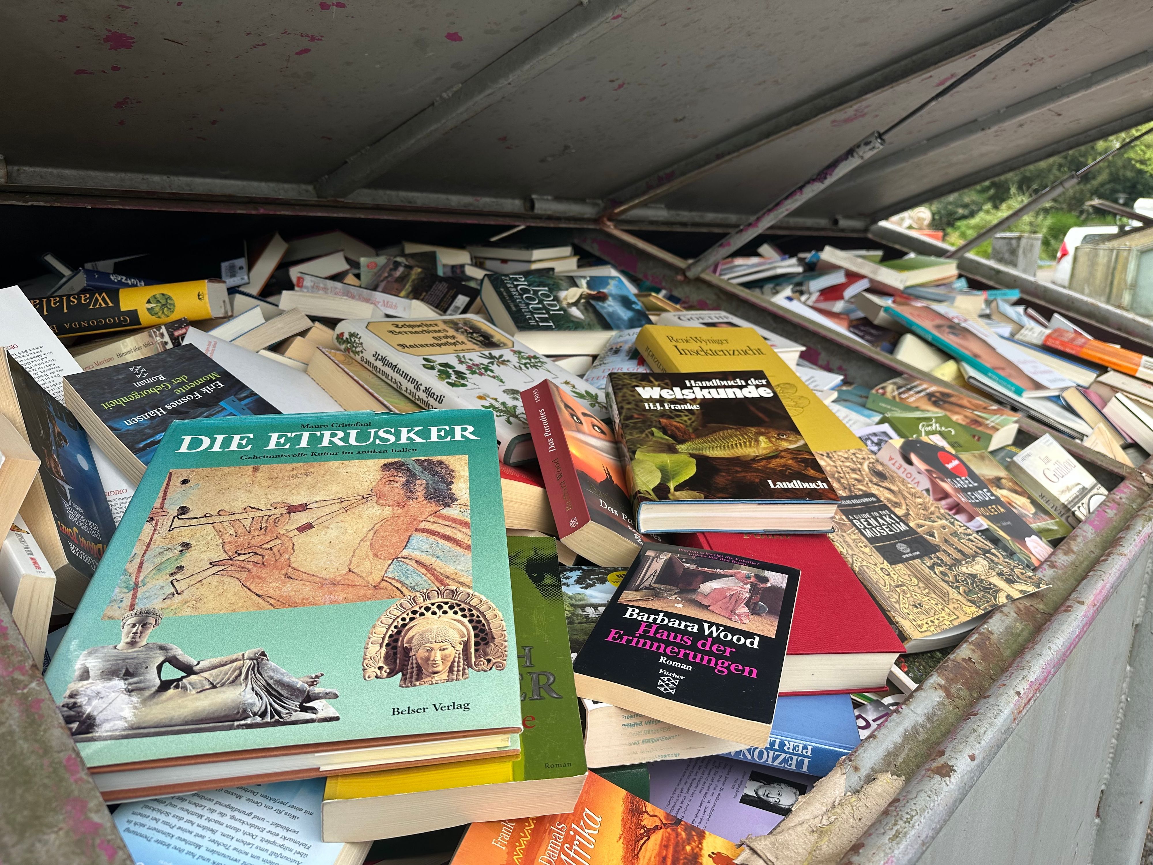 80 Prozent der gespendeten Bücher werden im Container entsorgt.
