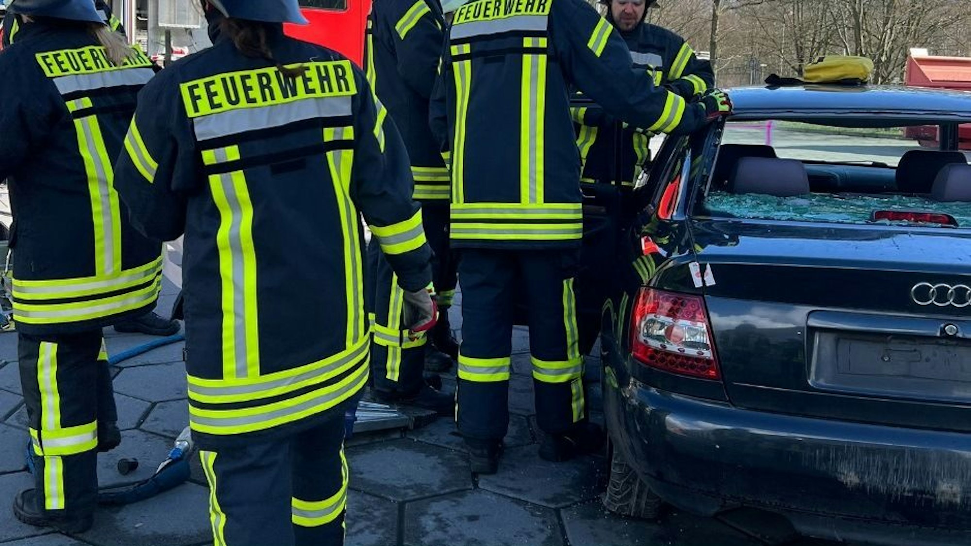 Verkehrsunfall mit mehreren beteiligten Fahrzeugen auf der Friedrich-Ebert-Straße.