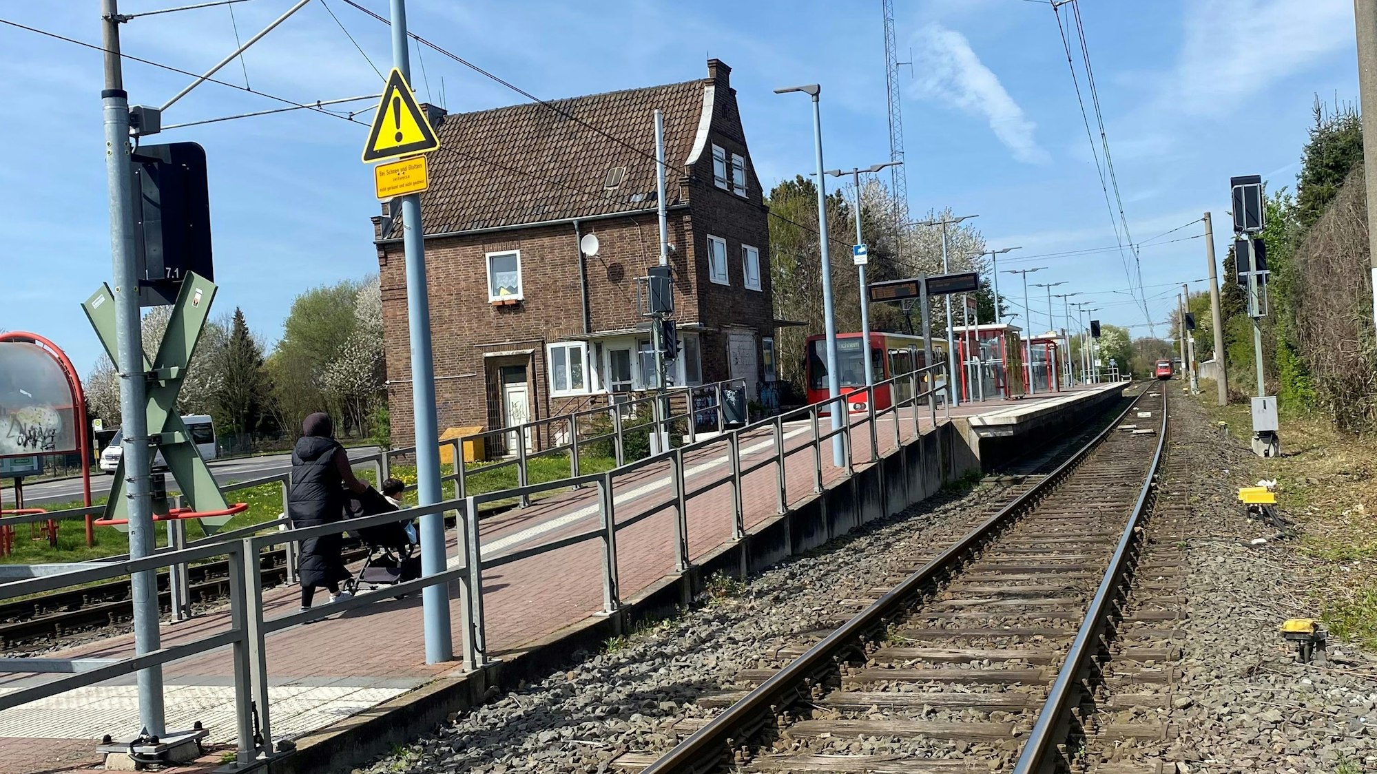 Zu sehen ist der Stadtbahn-Halt in Brühl-Schwadorf.