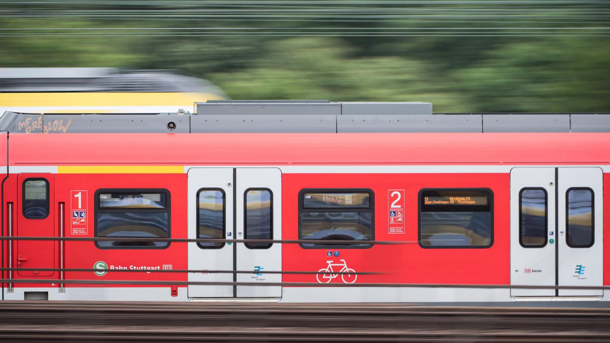 Eine S-Bahn fährt auf dem Vorfeld des Hauptbahnhofs entlang.