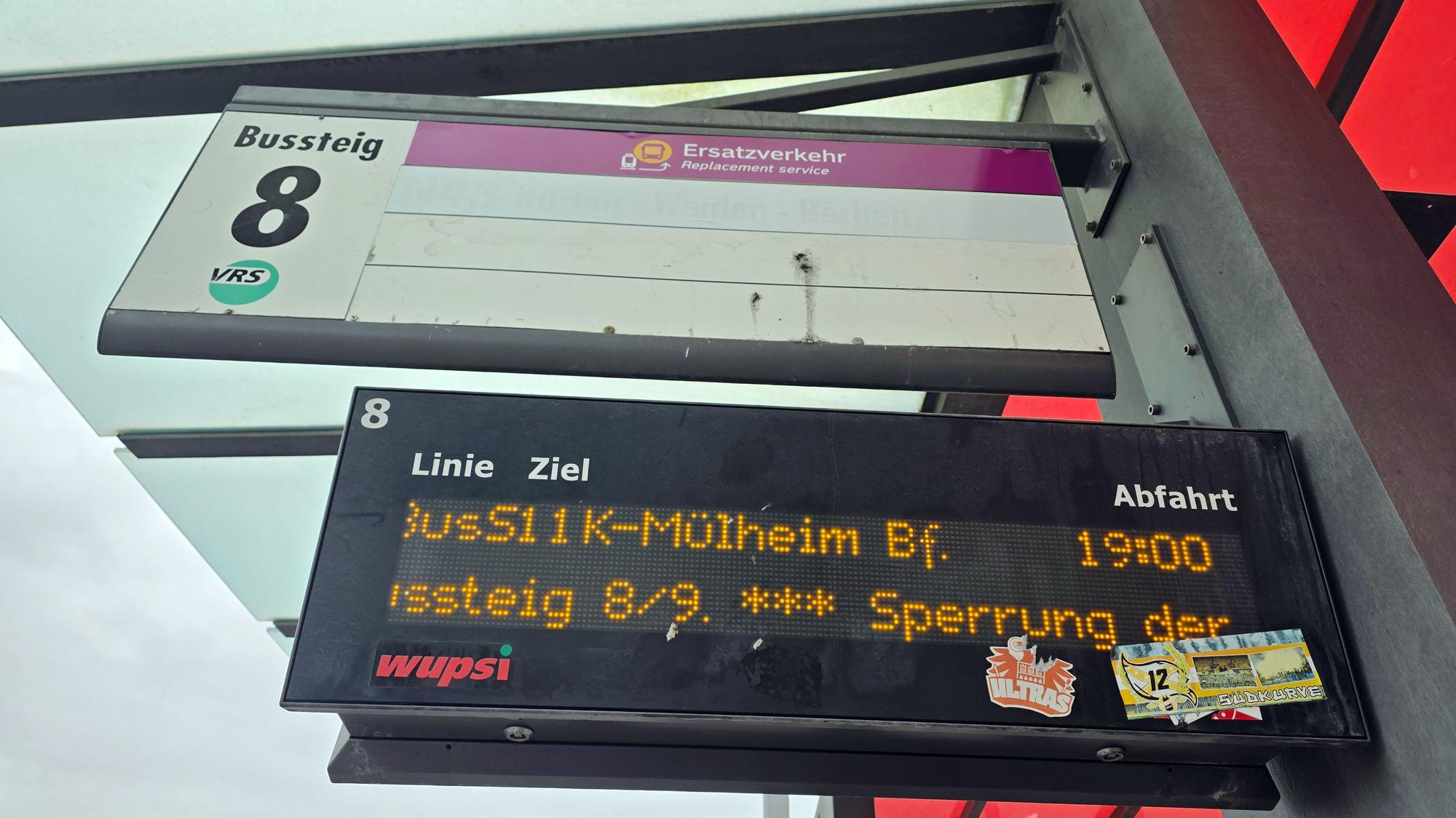Eine elektronische Anzeigetafel gibt Hinweise auf den nächsten Schienenersatzverkehr am Gladbacher S-Bahnhof.