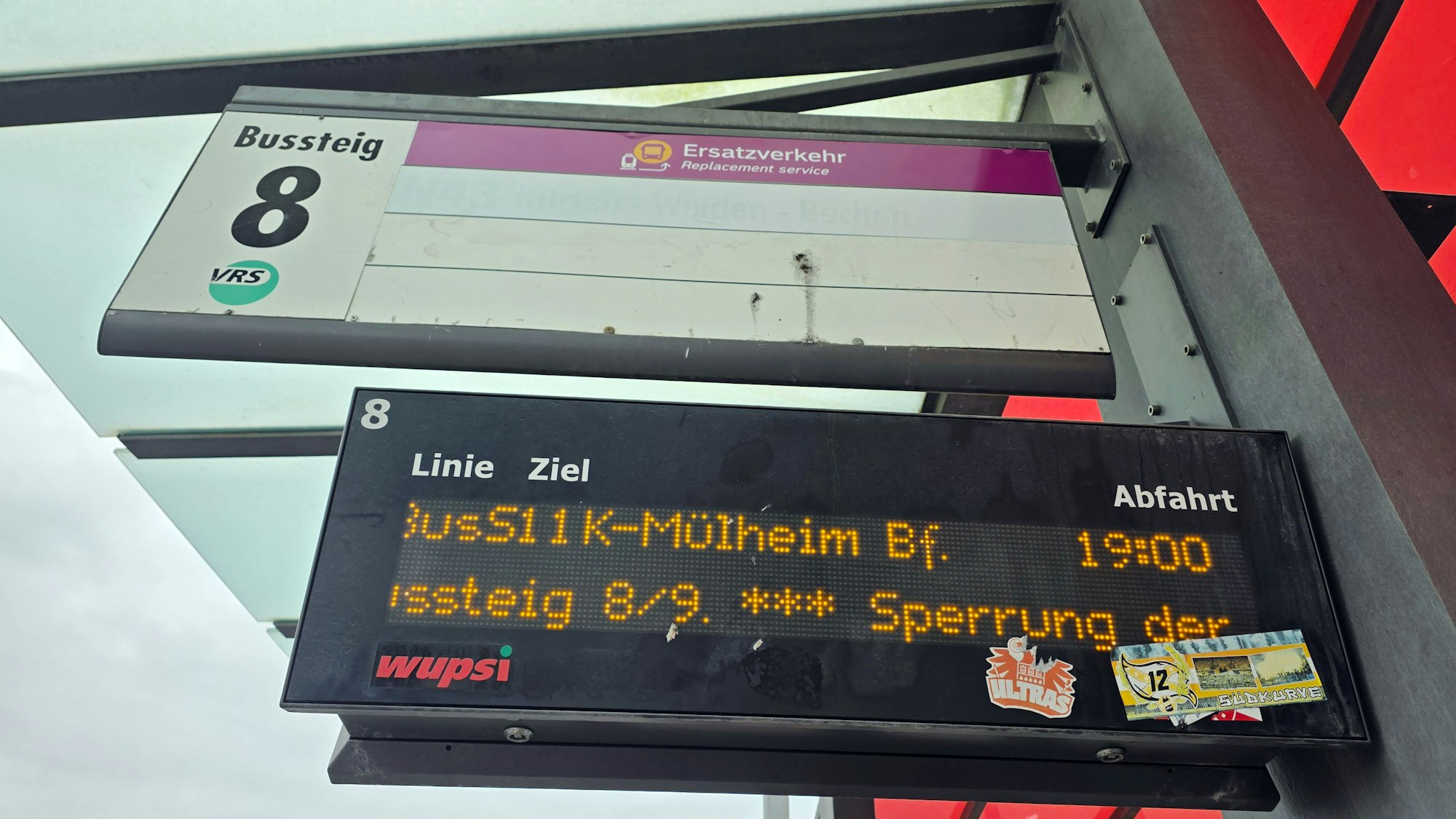 Eine elektronische Anzeigetafel gibt Hinweise auf den nächsten Schienenersatzverkehr am Gladbacher S-Bahnhof.