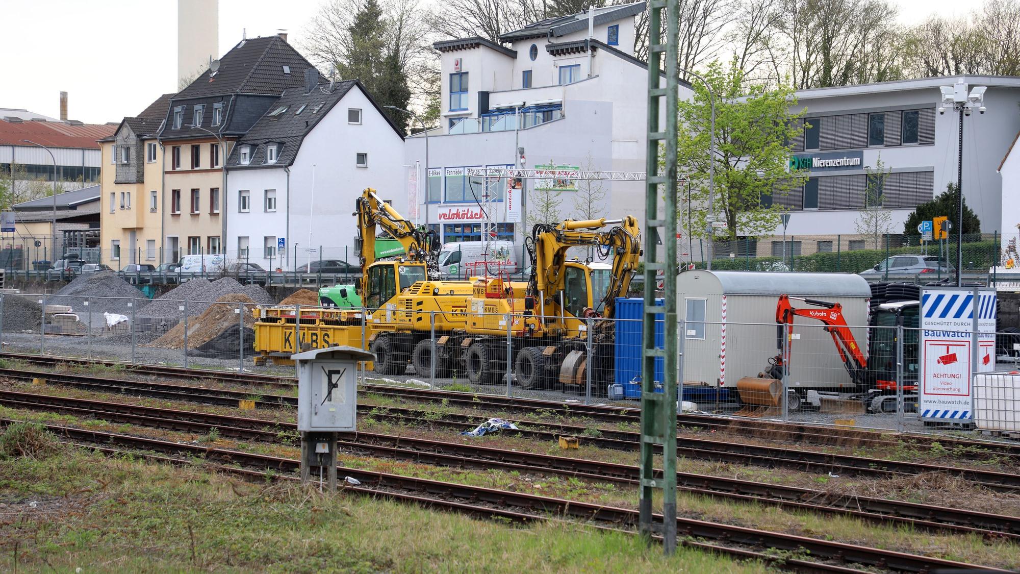 Baumaschinen und Material stehen beziehungsweise liegen auf einem abgezäunten Bereich des Gladbacher S-Bahnhofs.