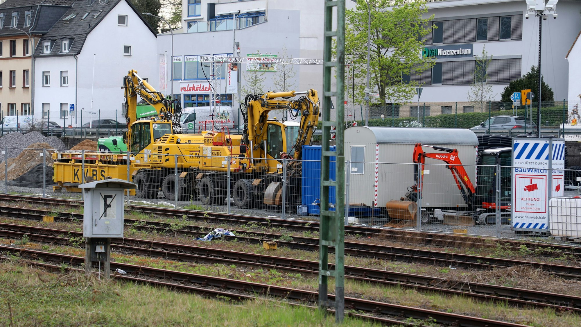 Baufahrzeuge und Material stehen am Gladbach er S-Bahnhof bereit für die Arbeiten an der Strecke nach Mülheim in den nächsten Wochen.