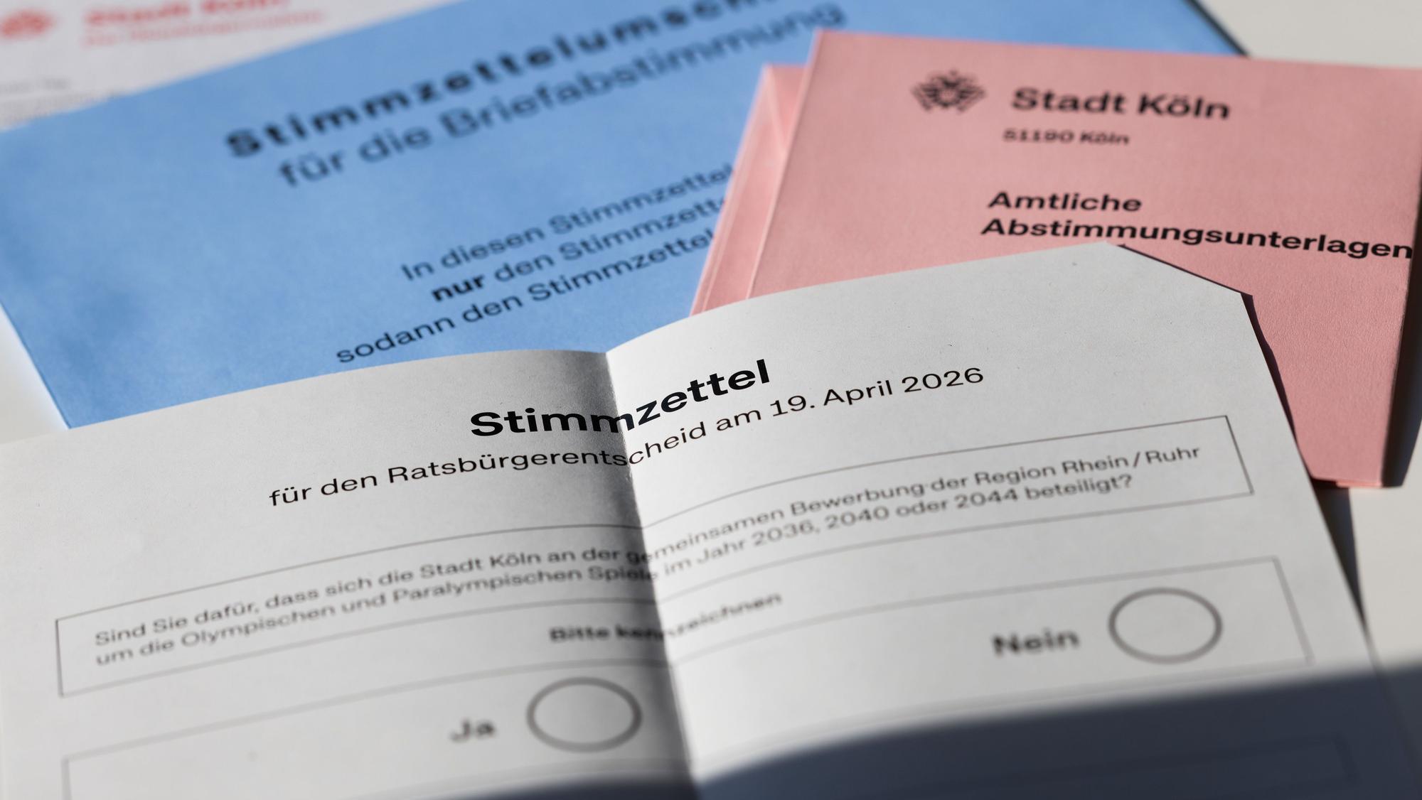 Die Briefwahl-Unterlagen der Stadt Köln für den Ratsbürgerentscheid zur Bewerbung Köln-Rhein-Ruhr um Olympische und Paralympische Spiele.