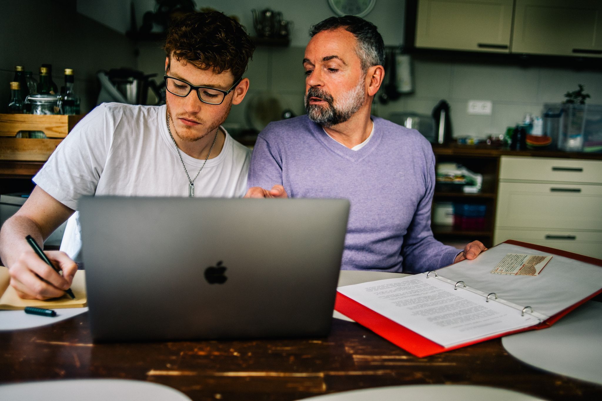 Vater und Sohn am Computer