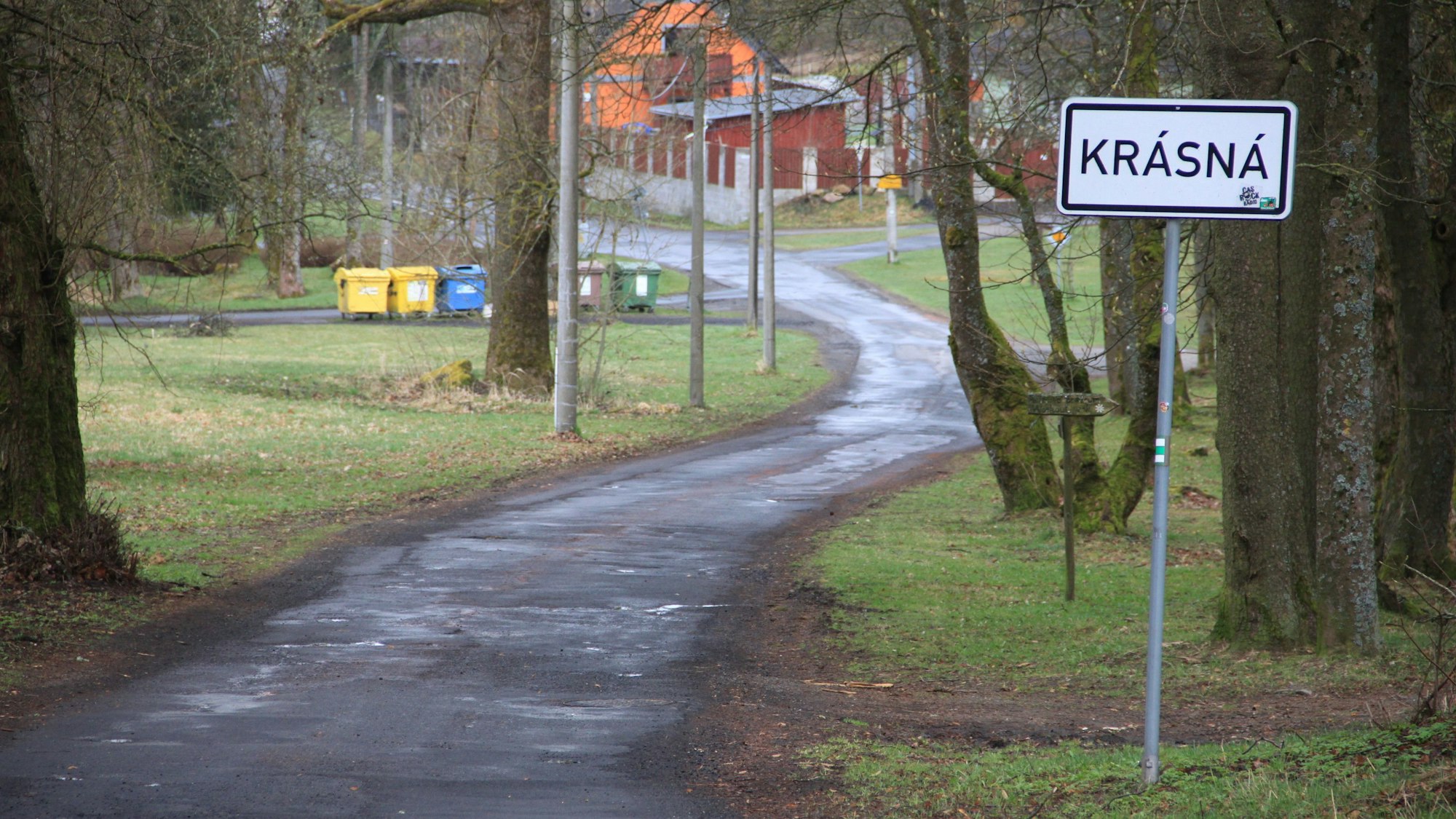 Das Ortseingangsschild des kleinen tschechischen Ortes Krasna – zu deutsch Schönbach bei Asch. Hier wurde am 09.04.2026 die verurteilte Rechtsextremistin M. S. Liebich festgenommen.