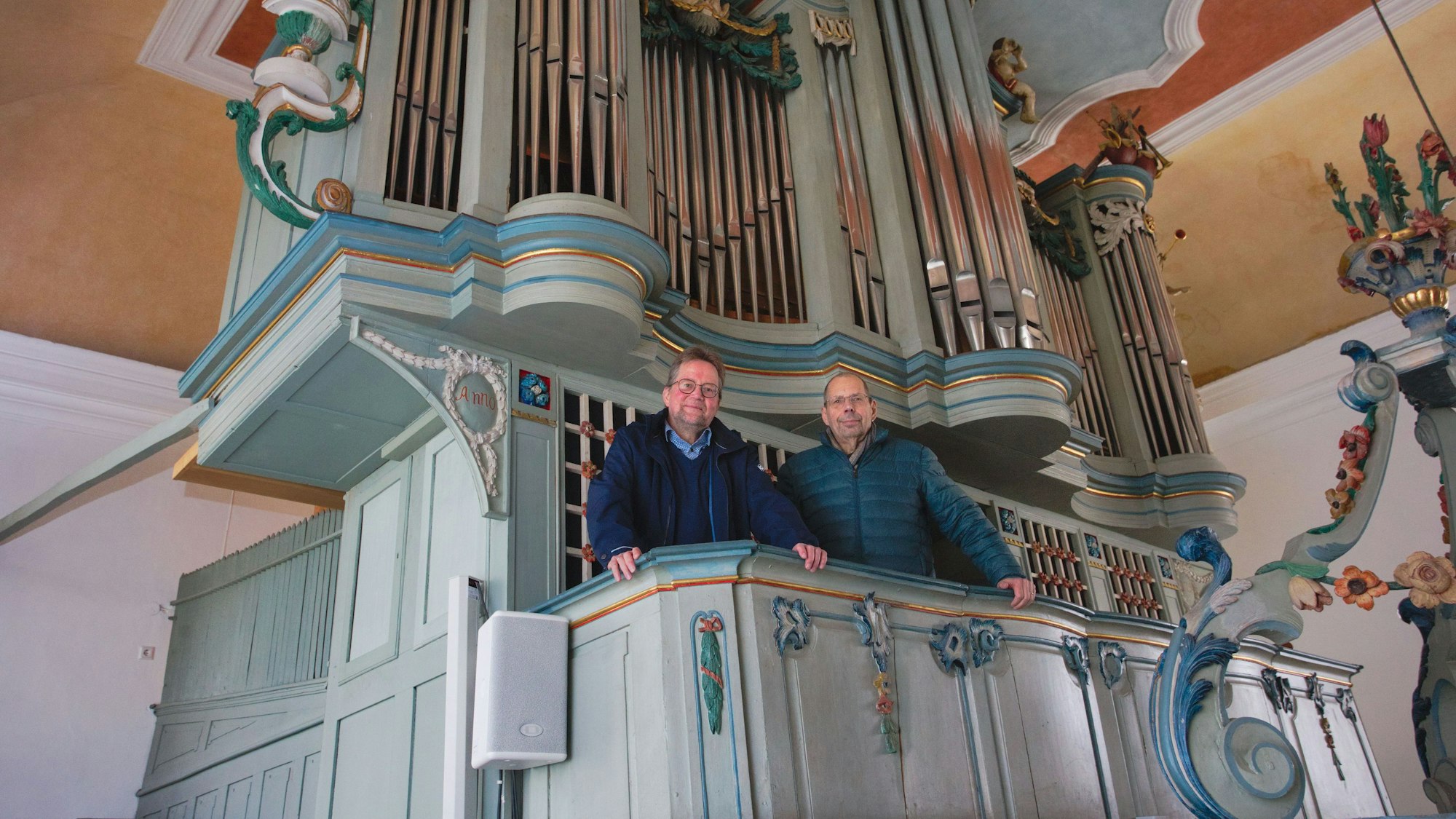 Zwei Männer auf der Orgelempore.