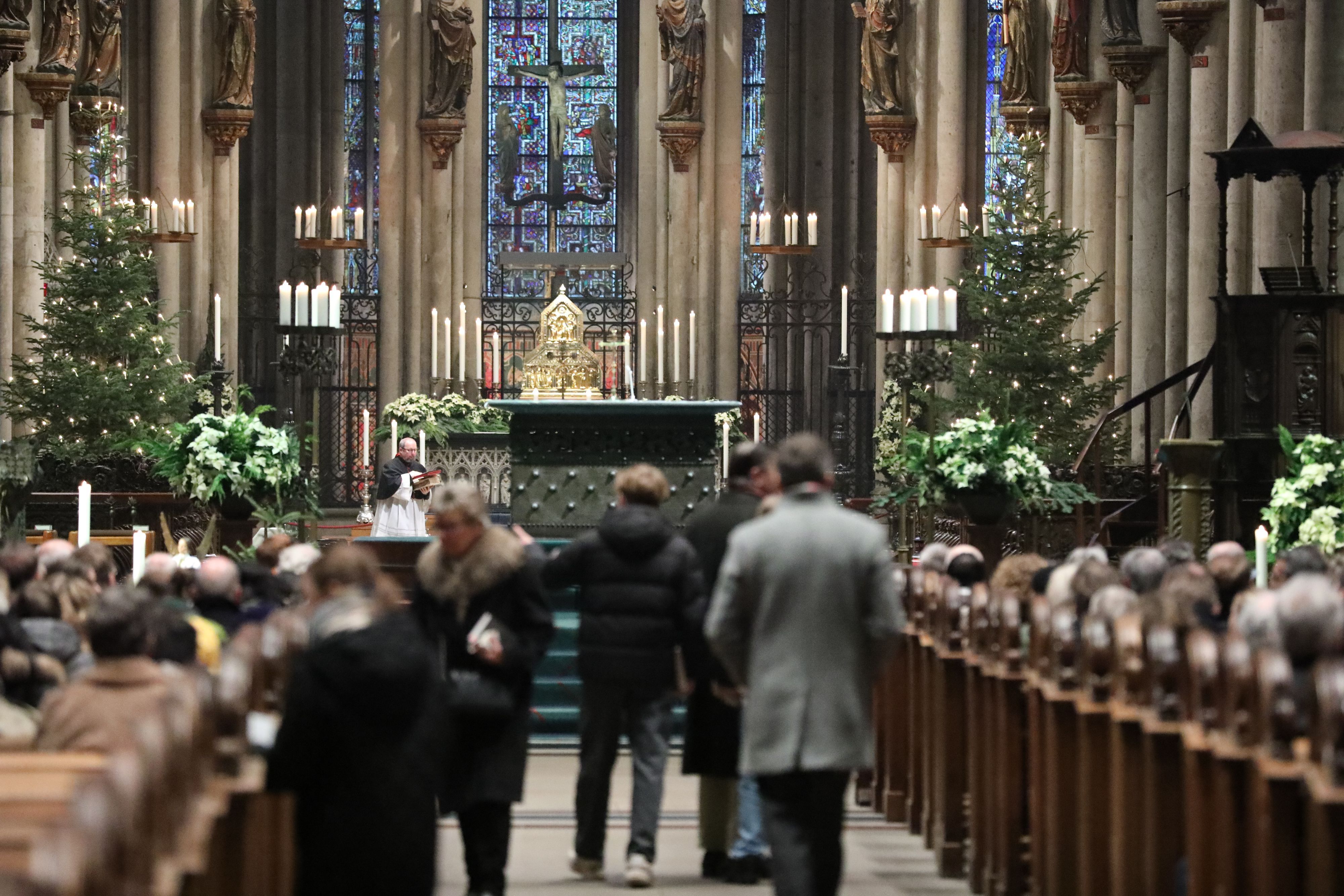 Aktivisten stürmten den Kölner Dom und versammelten sich am Altar.