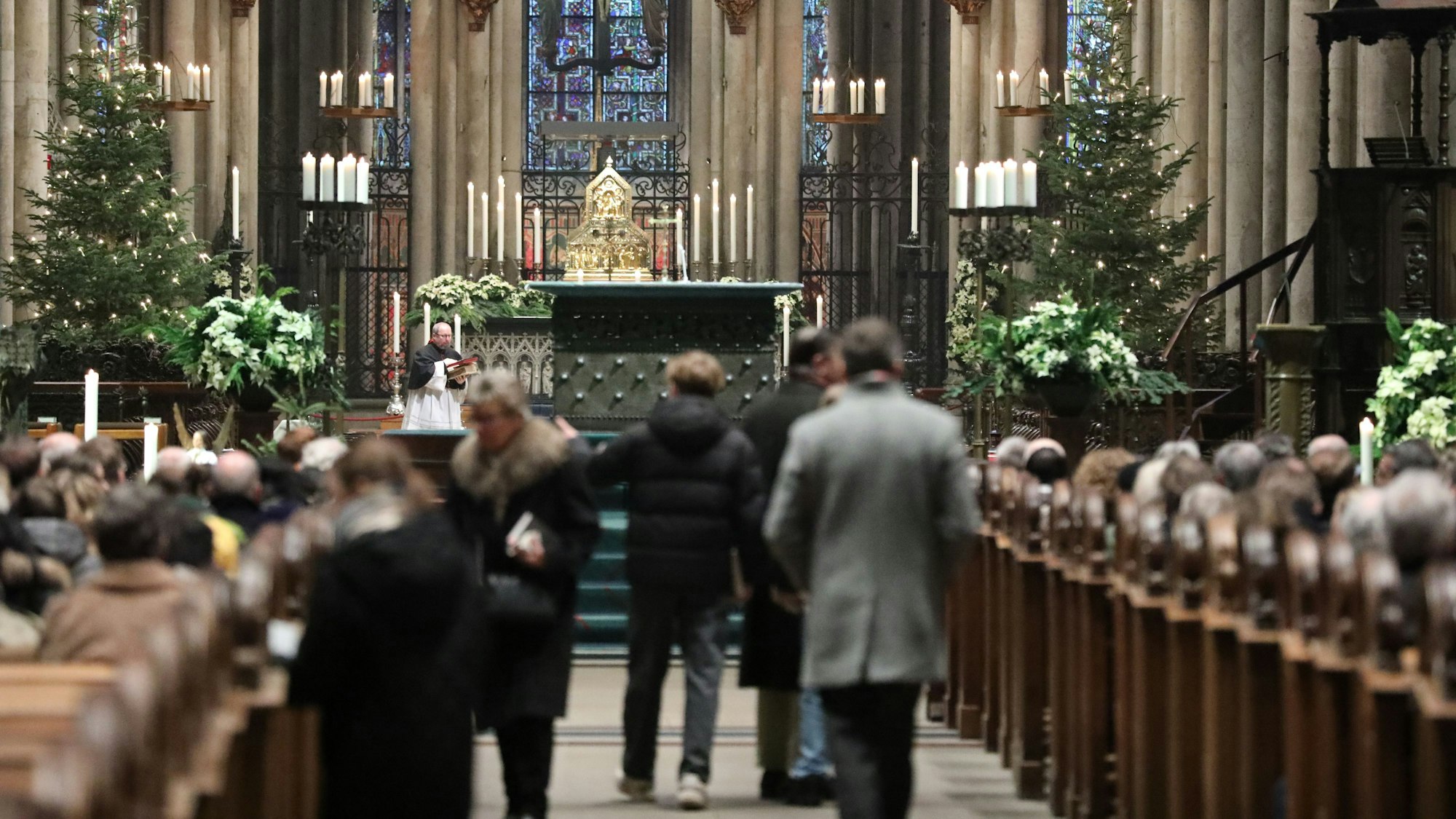 Aktivisten stürmten den Kölner Dom und versammelten sich am Altar.