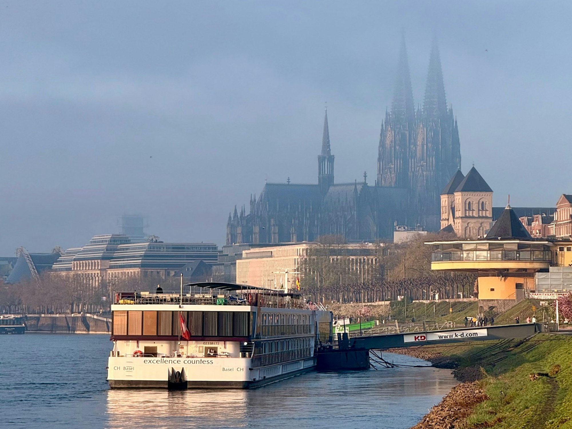 Der Kölner Dom war auch am Dienstagvormittag noch in einen leichten Nebelschleier gehüllt.