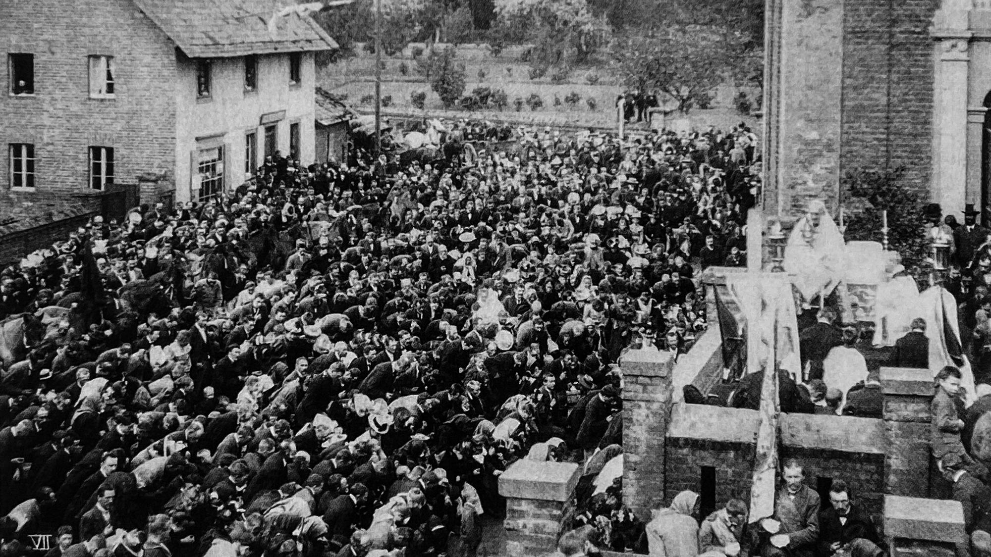 Zu sehen ist eine Schwarz-Weiß-Aufnahme des Gymnicher Ritts aus dem Jahr 1901.