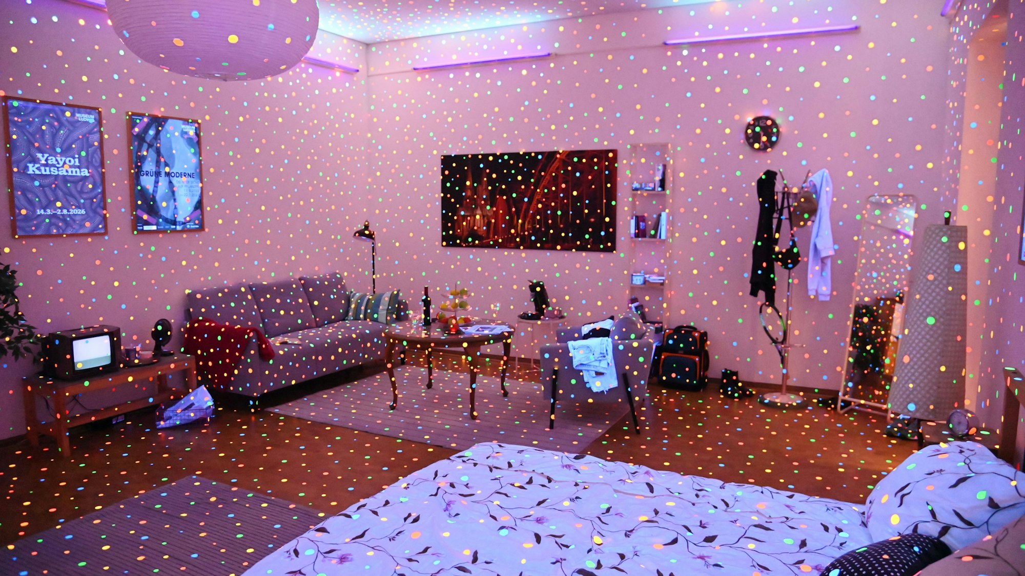 Ausstellungsraum im Ludwig mit Projektion: auch hier überall Punkte.