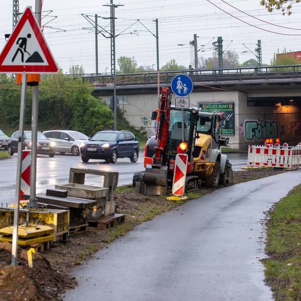 Mit dem Bau einer Ampel will die Stadt Köln die Verkehrssituation an der Wahner Straße/Liburer Landstraße sicherer machen.