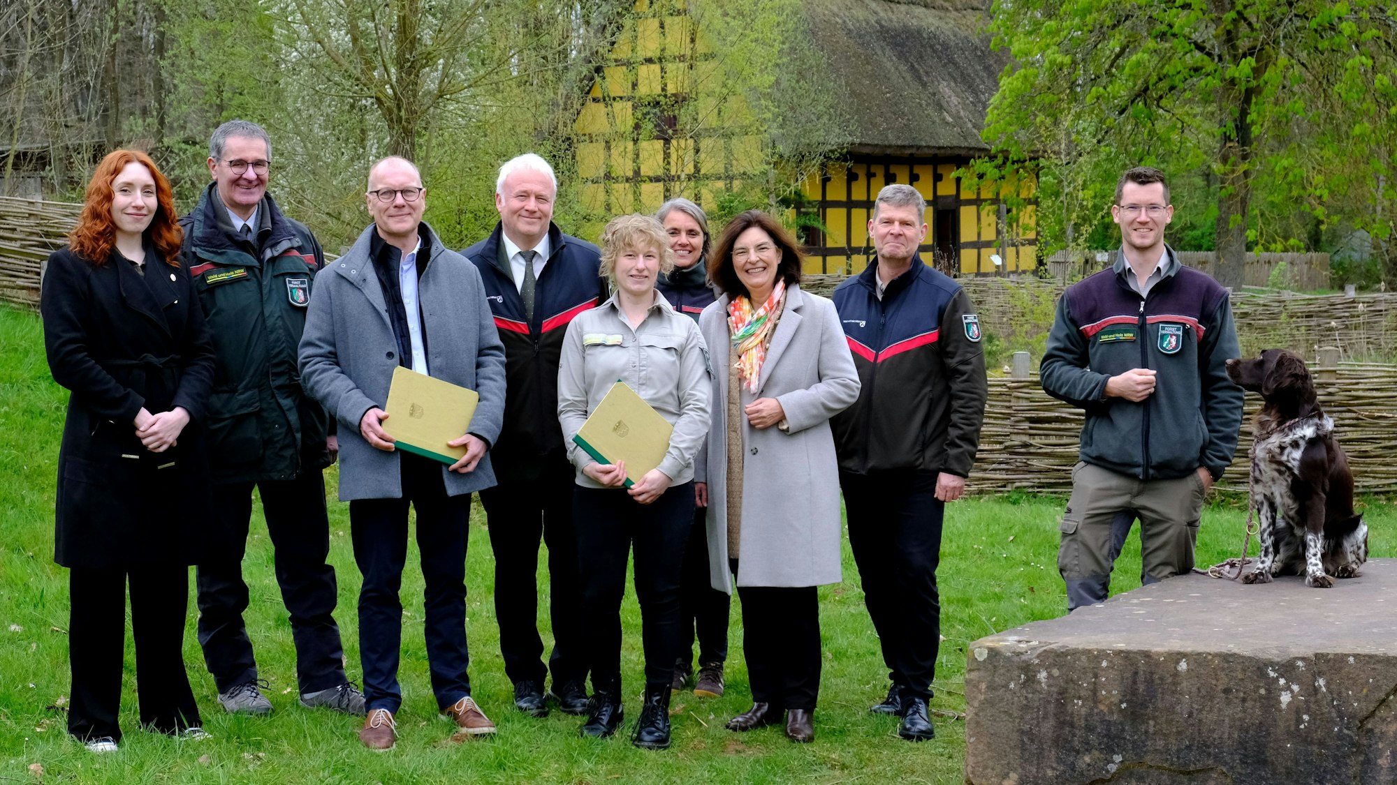 Vertreter des Landschaftsverbands und der Forstverwaltung NRW haben sich zum Gruppenbild im Freilichtmuseum Kommern aufgestellt.