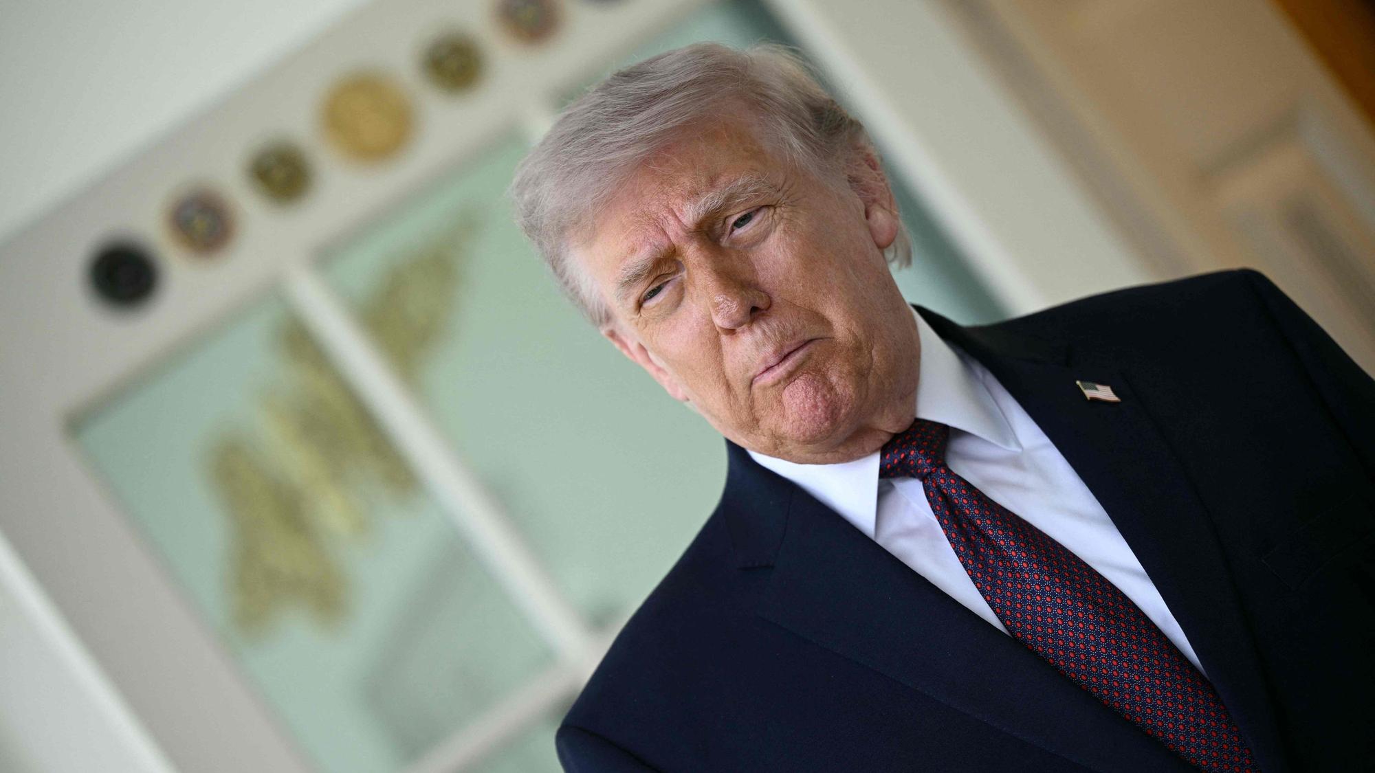 US-Präsident Donald Trump spricht am 13. April 2026 vor dem Oval Office im Weißen Haus in Washington, D.C., mit der Presse.