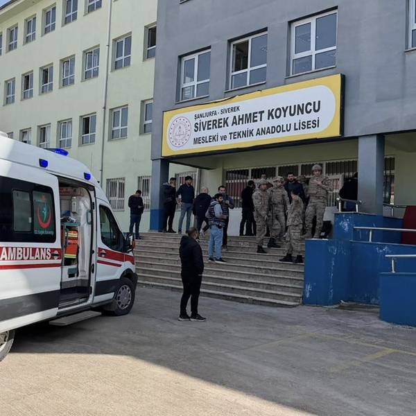 Türkische Sicherheitskräfte und Rettungskräfte stehen auf dem Hof eines Gymnasiums, auf das ein Angreifer das Feuer eröffnet hat, in Siverek im Südosten der Türkei.