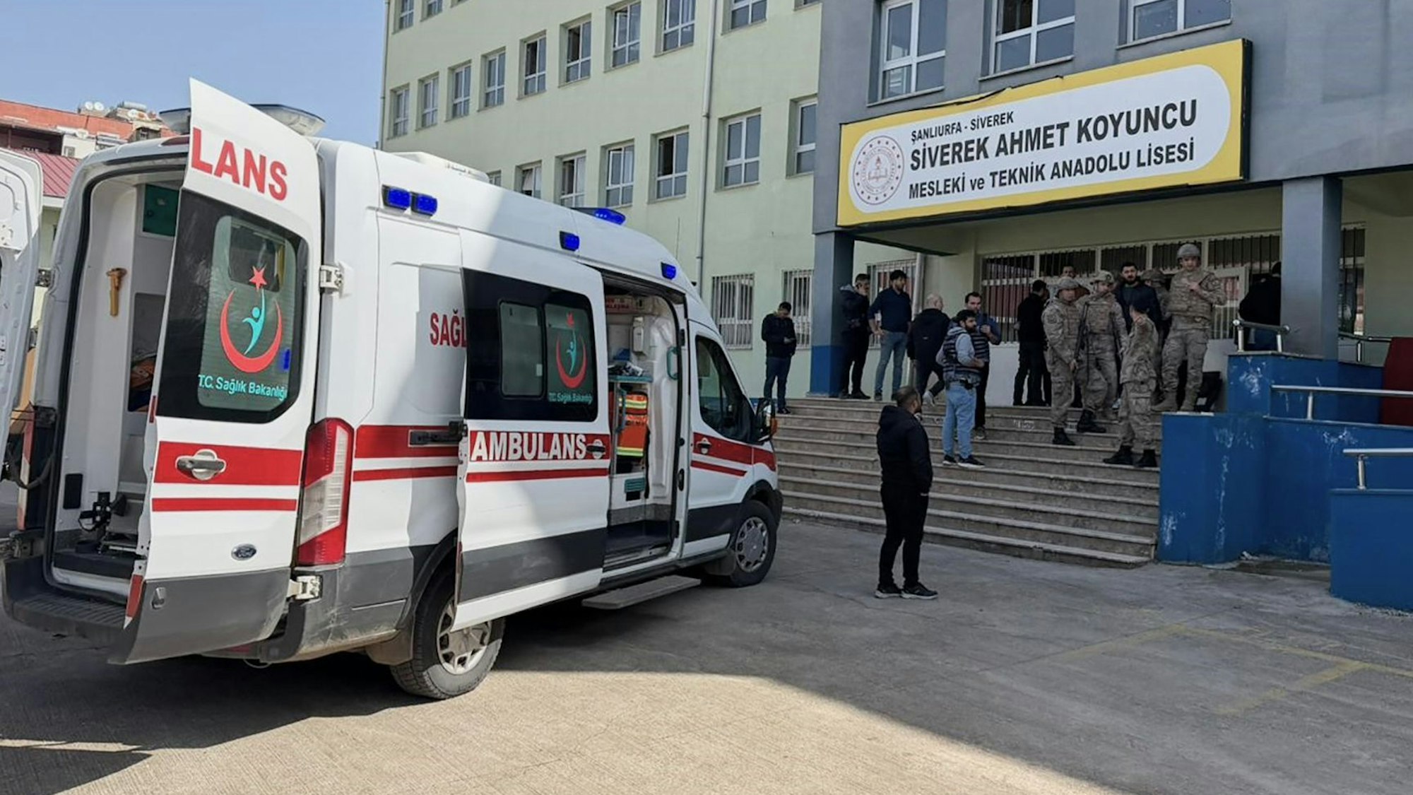 Türkische Sicherheitskräfte und Rettungskräfte stehen auf dem Hof eines Gymnasiums, auf das ein Angreifer das Feuer eröffnet hat, in Siverek im Südosten der Türkei.