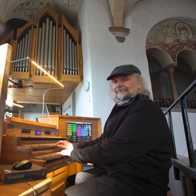 Kantor Martin Außem spielt auf dem neuen Instrument.