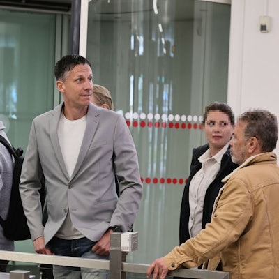 Ex-FC-Sportchef Christian Keller betritt das Landgericht.