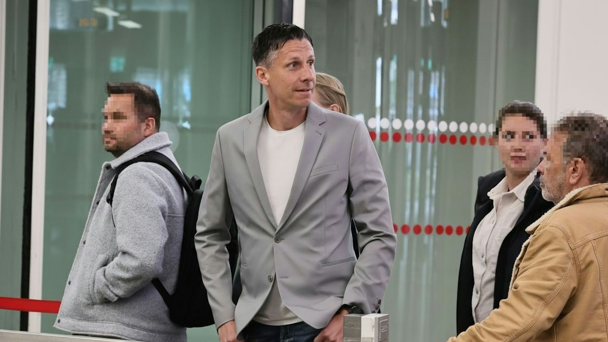 Ex-FC-Sportchef Christian Keller betritt das Landgericht.