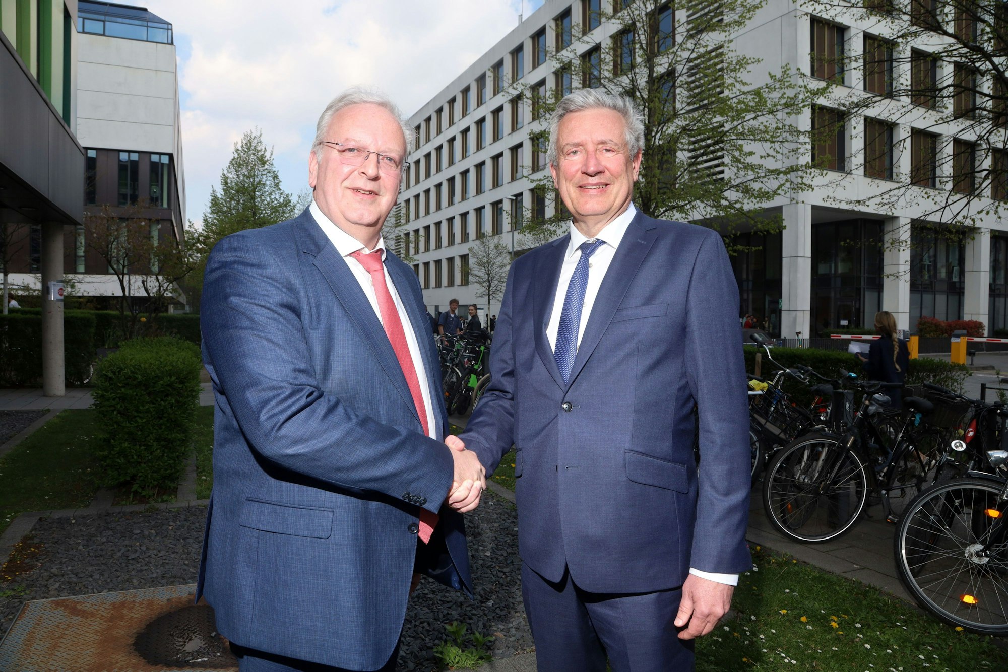 Der Direktor der Uniklink Köln Edgar Schömig (r.) und der Vorsitzende der Diakonie Michaelshoven Uwe Ufer besiegeln die Kooperation. „Wir wollen vom Menschen denken, nicht vom Sozialrecht.“