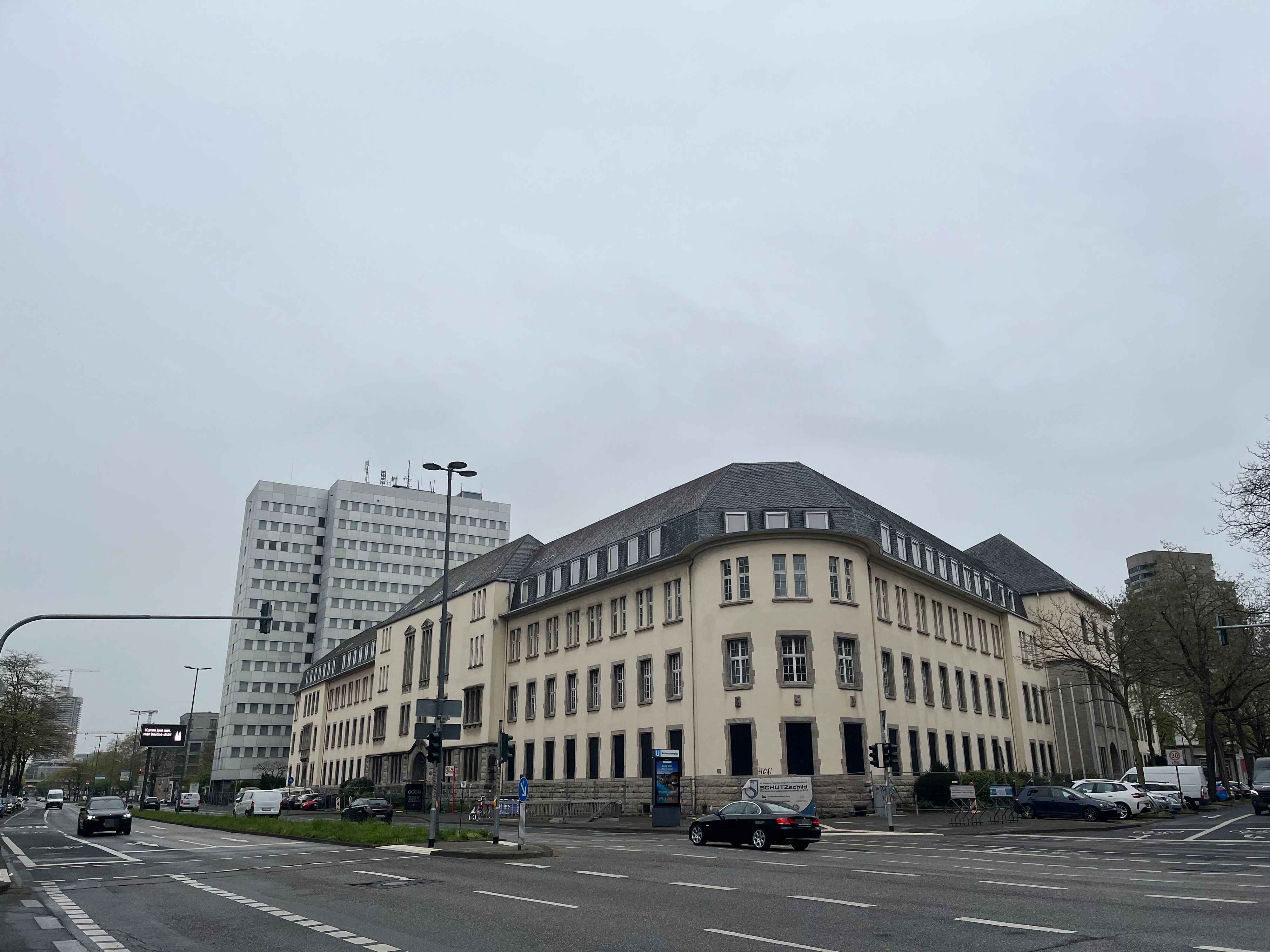 Dieses Gebäude des Landes NRW soll später einmal bis zu 544 geflüchtete Menschen beherbergen.