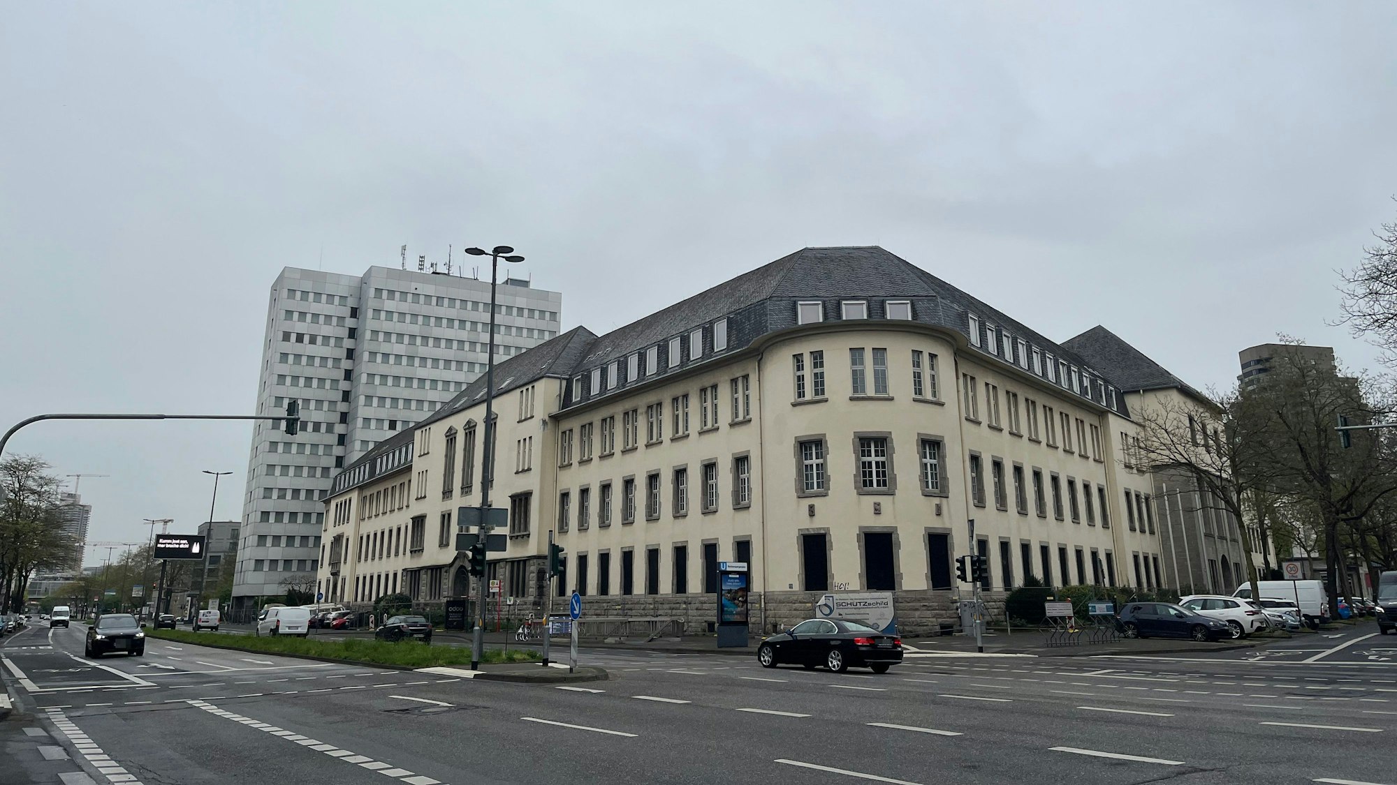 Dieses Gebäude des Landes NRW soll später einmal bis zu 544 geflüchtete Menschen beherbergen.