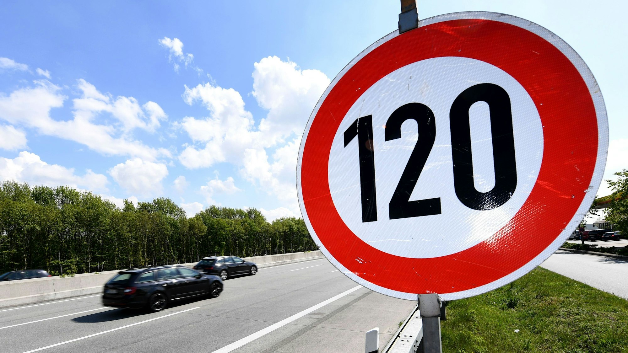 Ein Tempolimit-Schild. (Symbolbild)