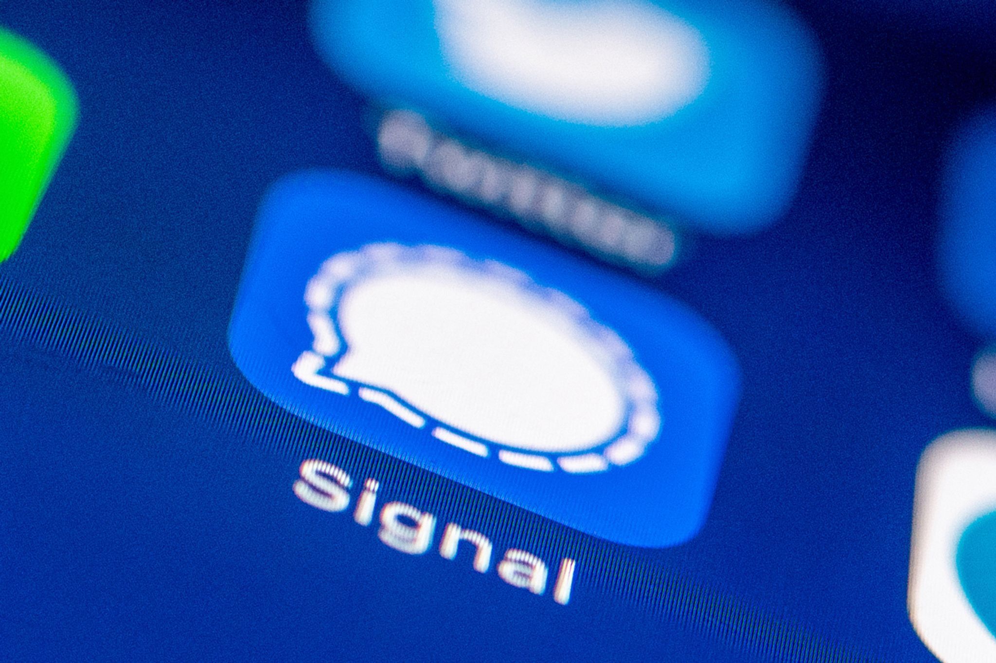Das Logo des Messenger Dienstes Signal auf einem Smartphone