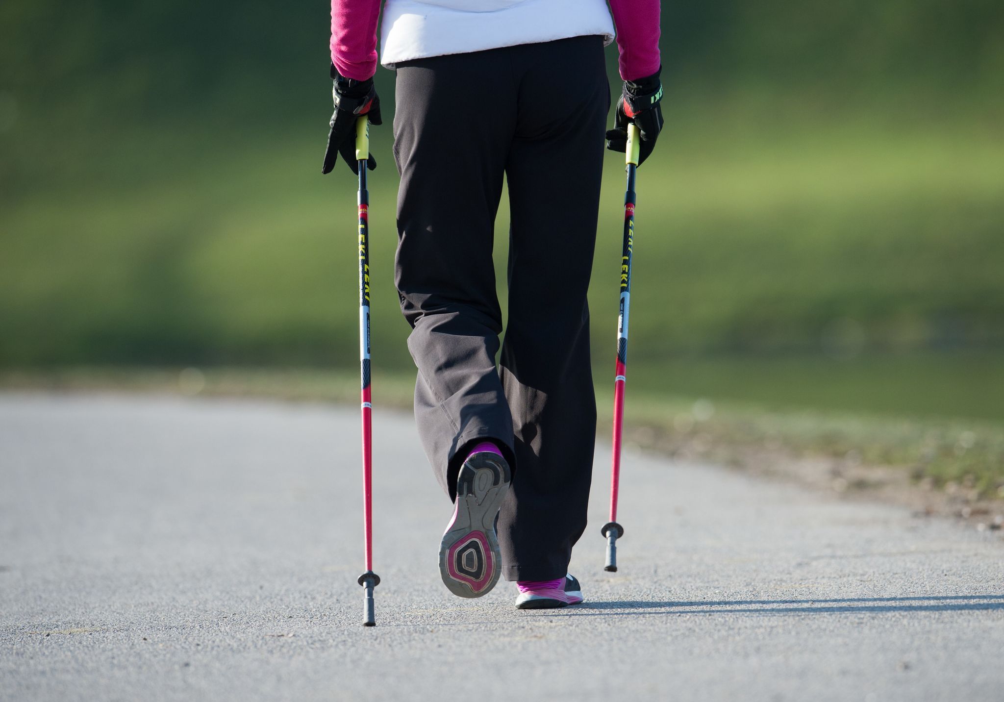 Person beim Nordic Walking