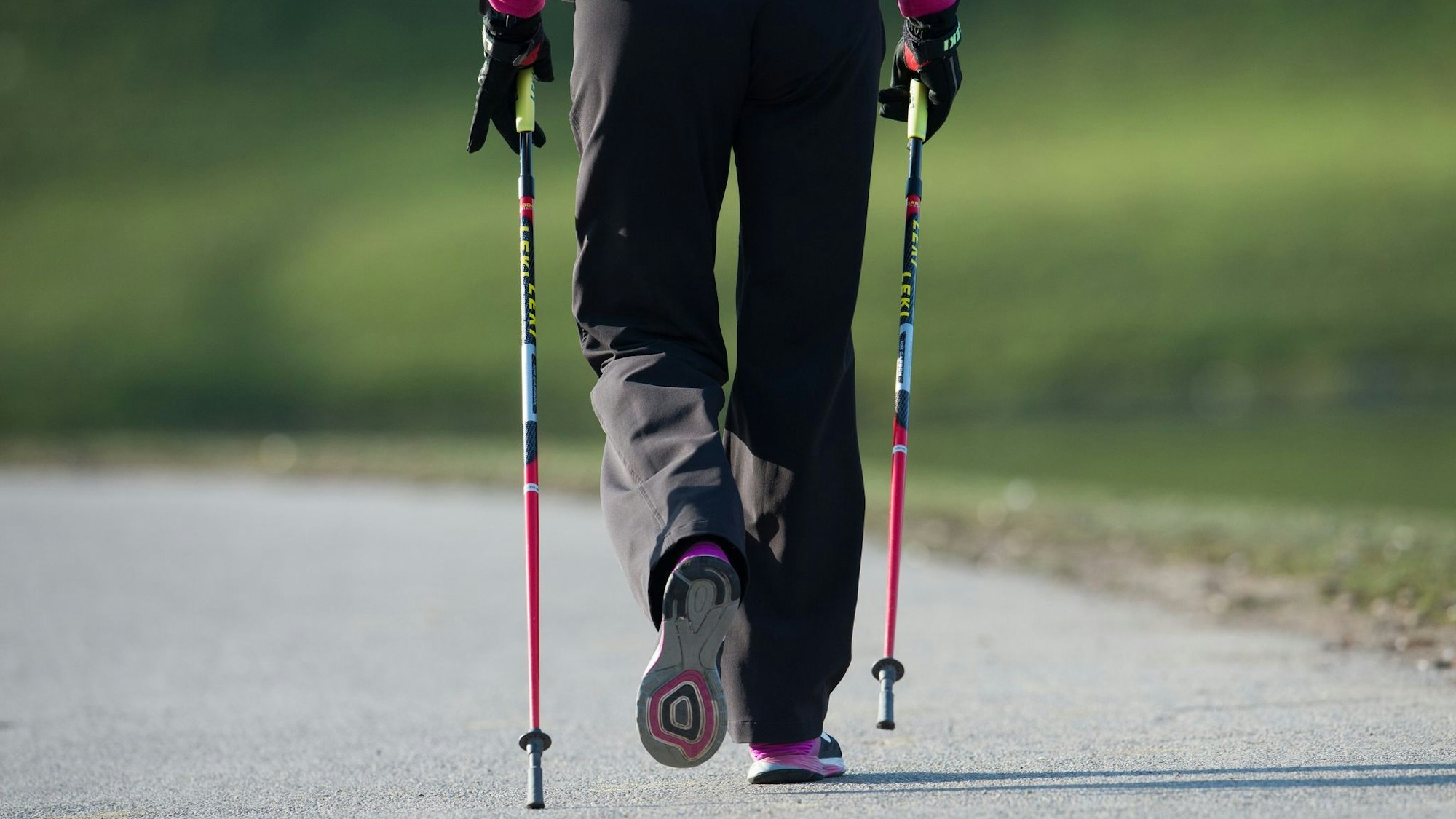 Person beim Nordic Walking