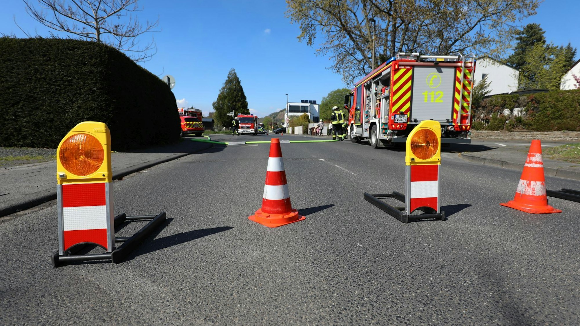 Pylone und gelbe Warnleuchten auf einer Straße.