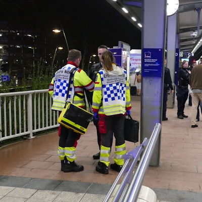 Rettungskräfte und Bundespolizisten stehen am Abend des 3. April am ICE-Bahnhof Siegburg/Bonn an dem ICE, in dem ein 20 jahre alter Mann zwei Sprengvorrichtugnen gezündet hatte.