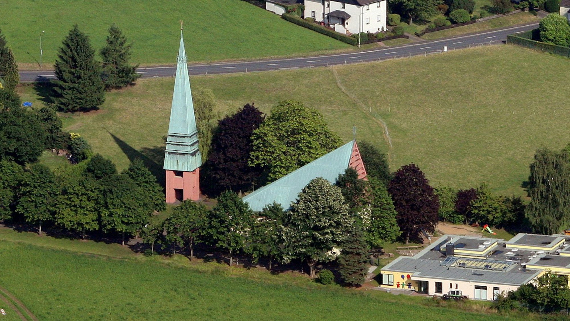 Luftbild der Kirche St. Engelbert in Odenthal-Voiswinkel.