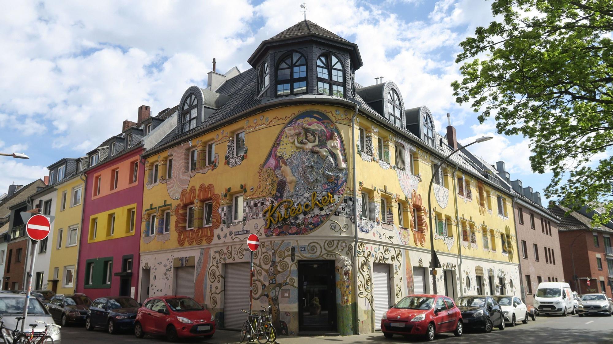 Die malerische Hausfassade an der Ecke Escher Straße/Lenbachstraße in Nippes hat Ali Yünlü 2005 gestaltet.
