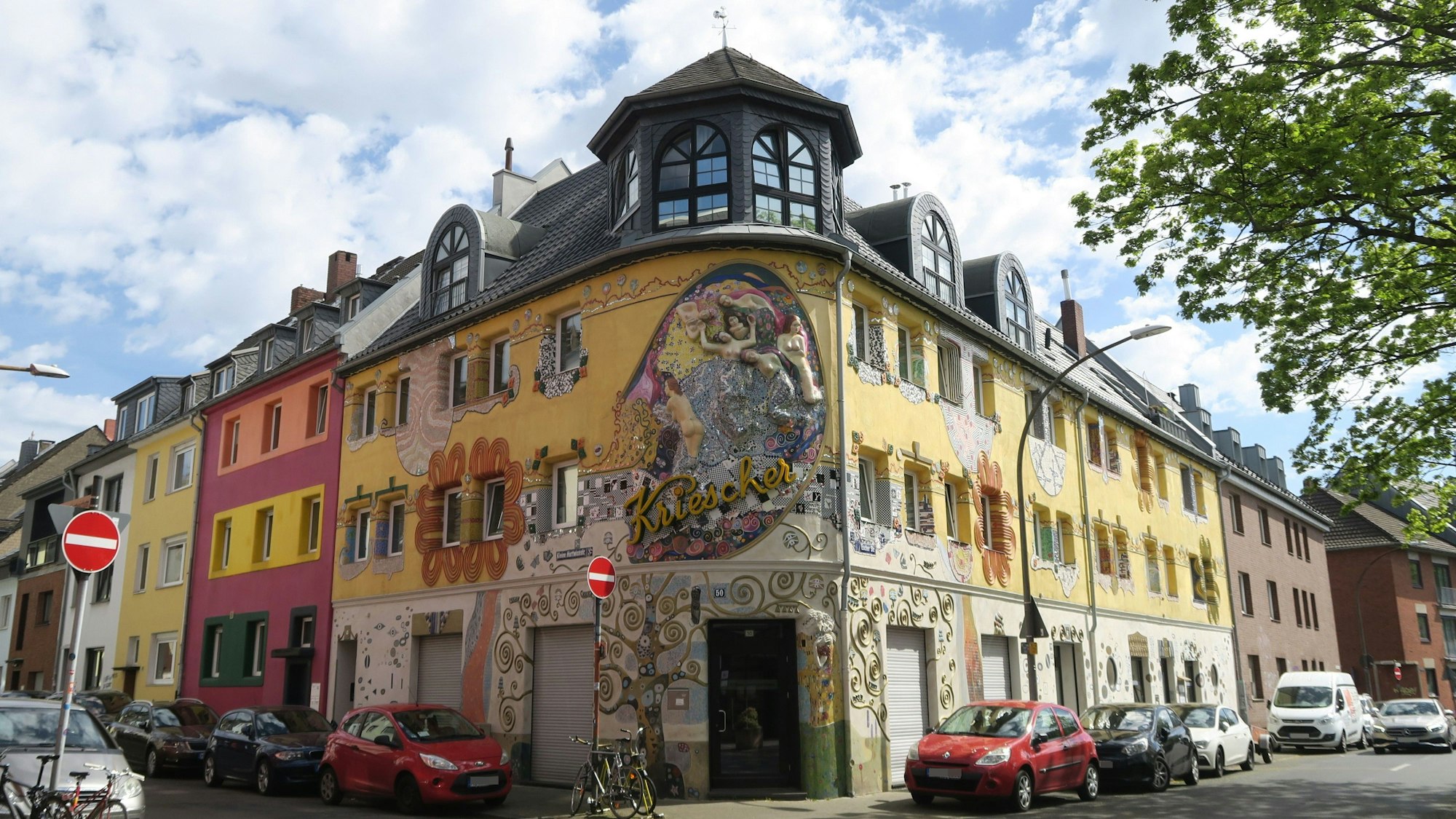 Die malerische Hausfassade an der Ecke Escher Straße/Lenbachstraße in Nippes hat Ali Yünlü 2005 gestaltet.