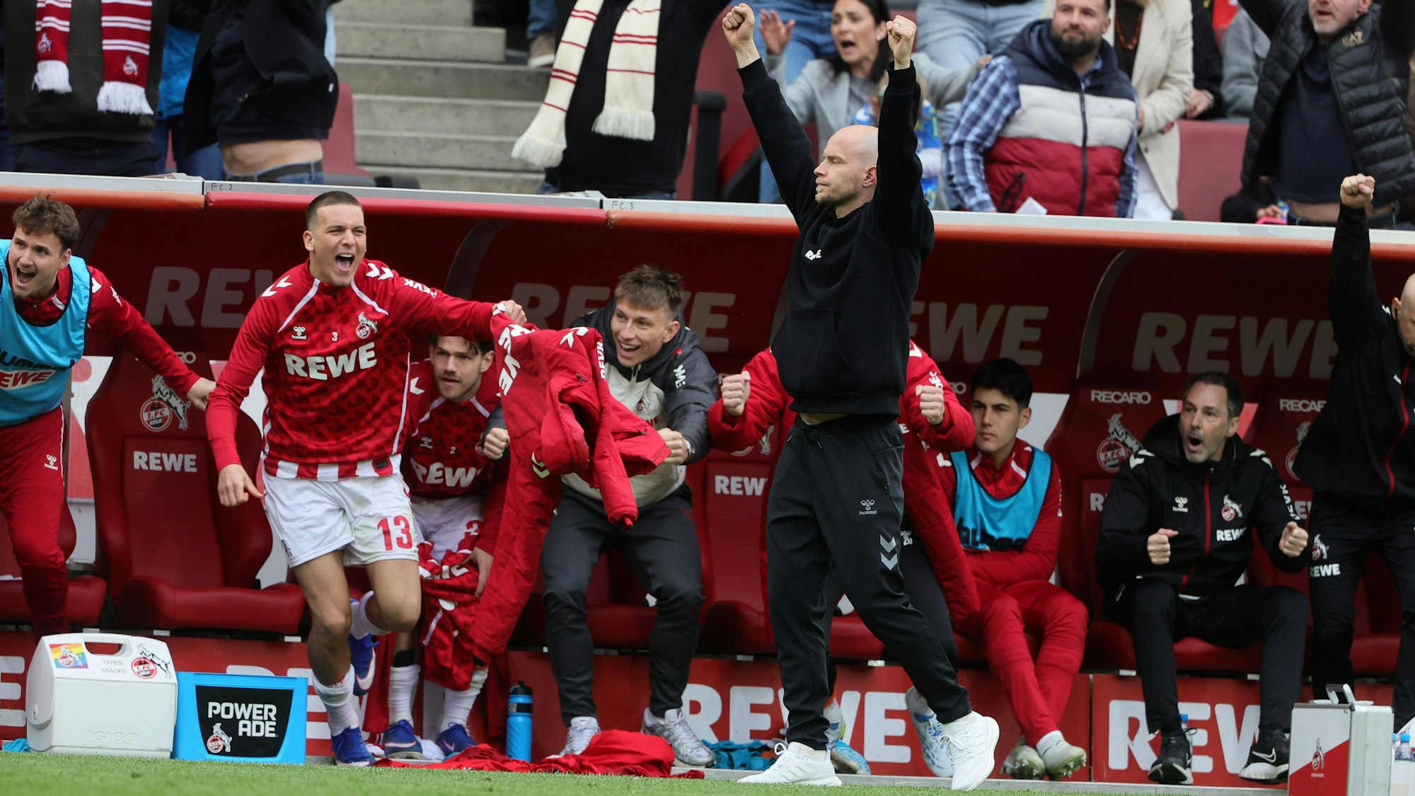 Die Kölner Bank springt auf: Jubel und Erleichterung beim 1. FC Köln