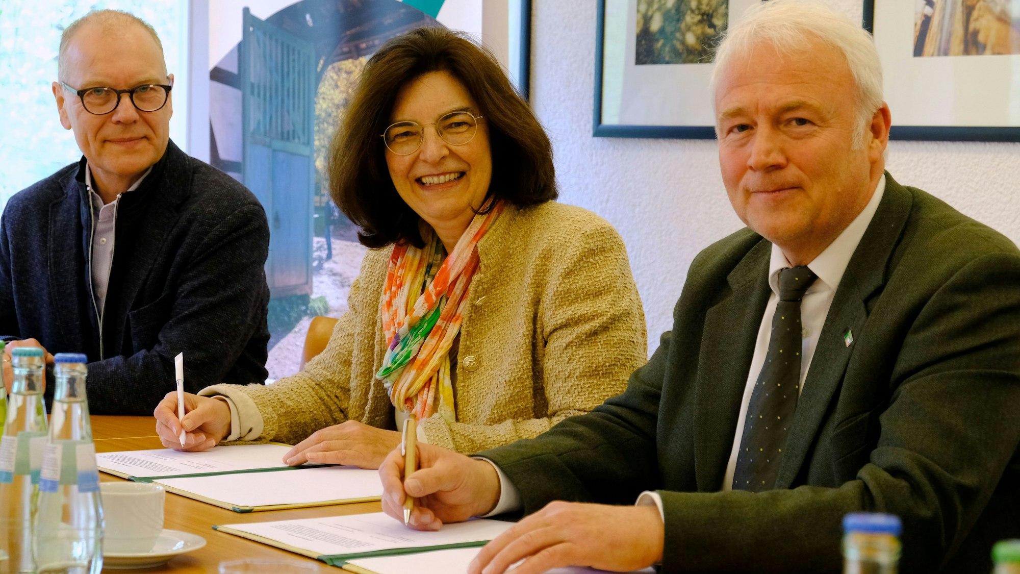 Die Genannten bei der Vertragsunterzeichnung.