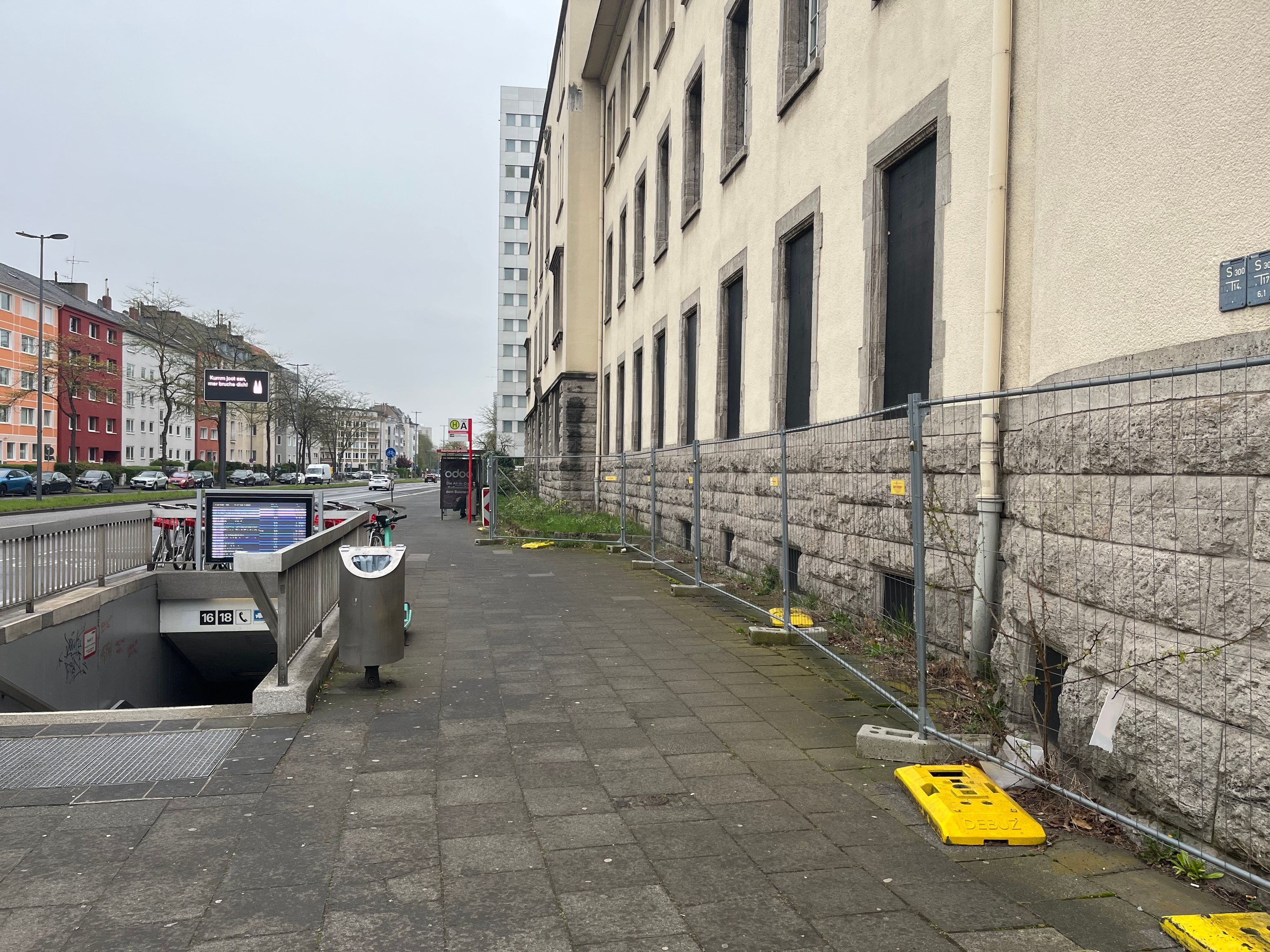 So sieht der Baustellenzaun derzeit aus. Er soll durch den neuen Stahlgitterzaun ersetzt werden.