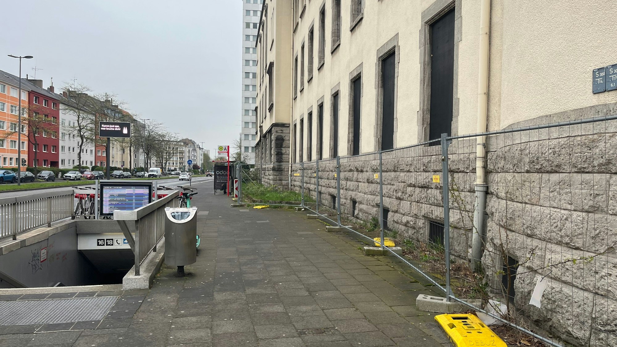 So sieht der Baustellenzaun derzeit aus. Er soll durch den neuen Stahlgitterzaun ersetzt werden.