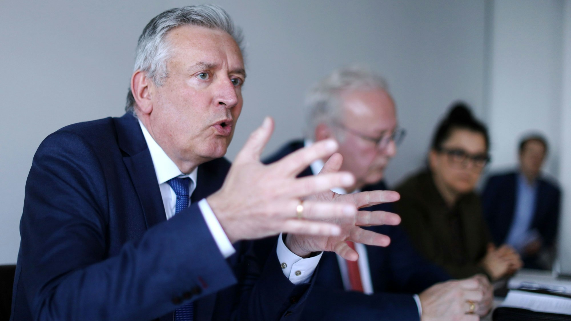 Professor Edgar Schömig und der Vorsitzende der Diakonie Michaelshoven Uwe Ufer (v.l.) erklären die neue Kooperation der beiden Gesundheitsinstitutionen.