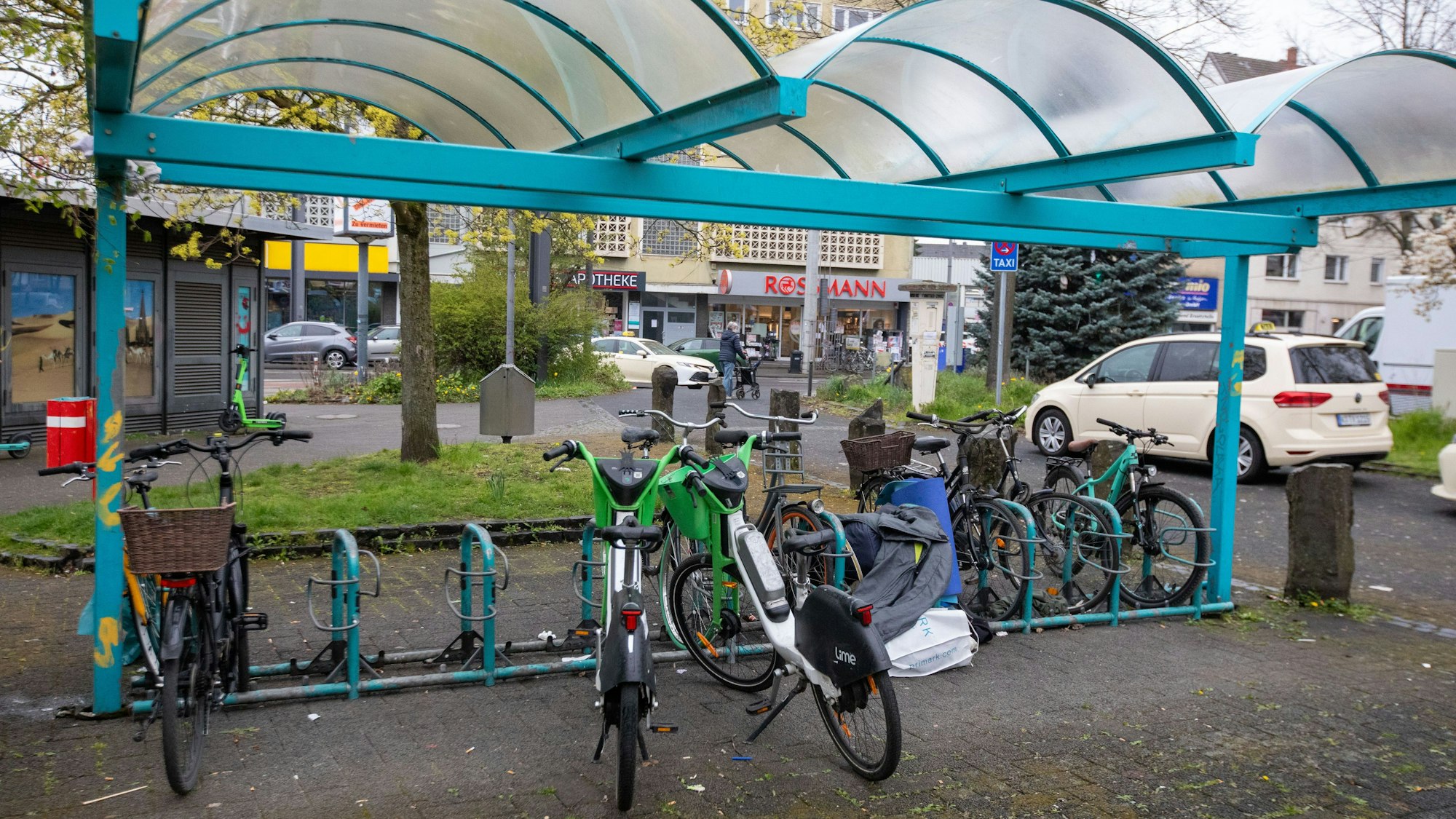 Nach Beschluss der Bezirksvertretung Porz soll die Verwaltung die Überdachung der Fahrradständer entfernen sowie die Lage der Fahrradabstellanlage an dieser Stelle überprüfen.