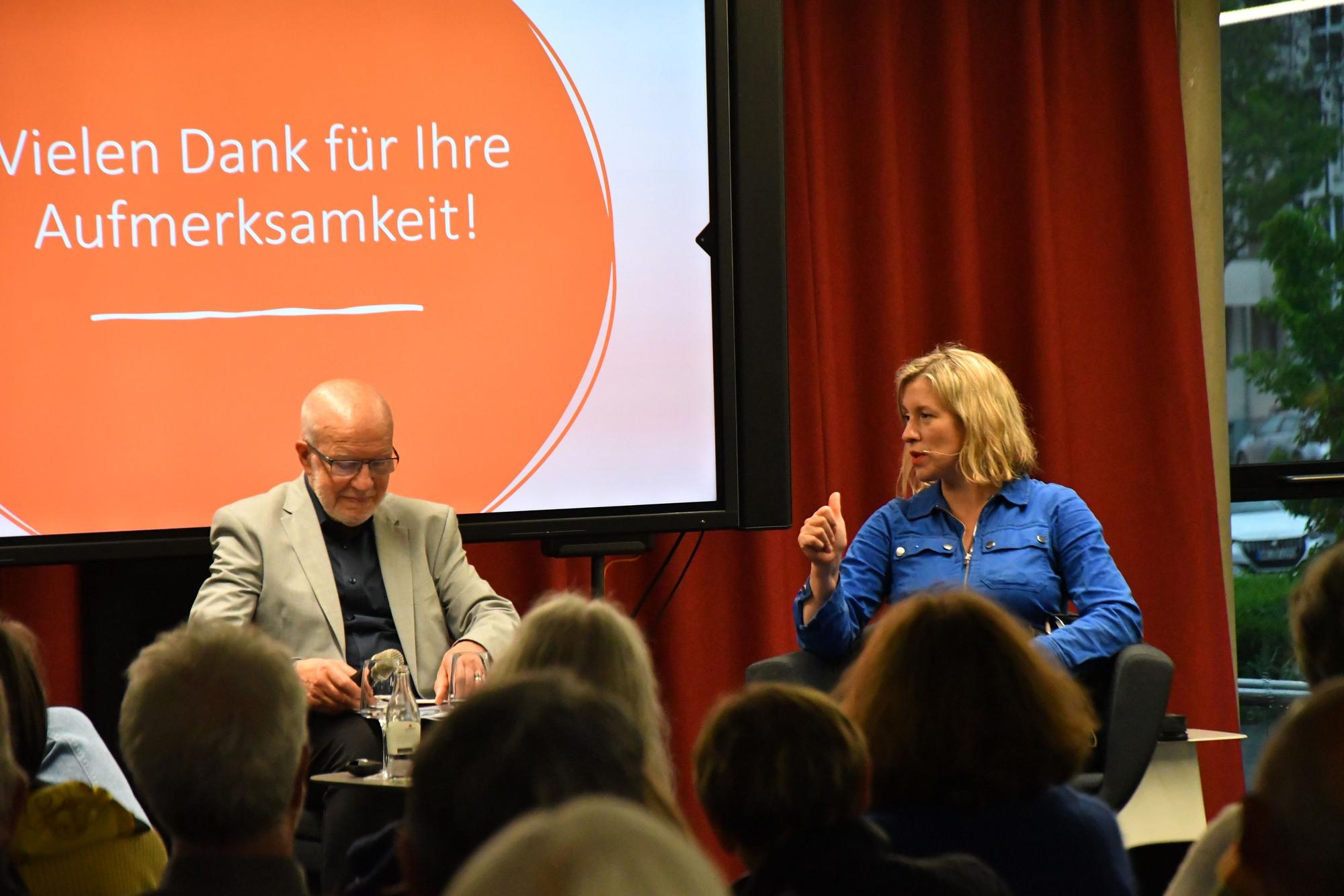 Georg Haag auf der Bühne des Kölner Stadt-Anzeiger mit Moderatorin Claudia Lehnen