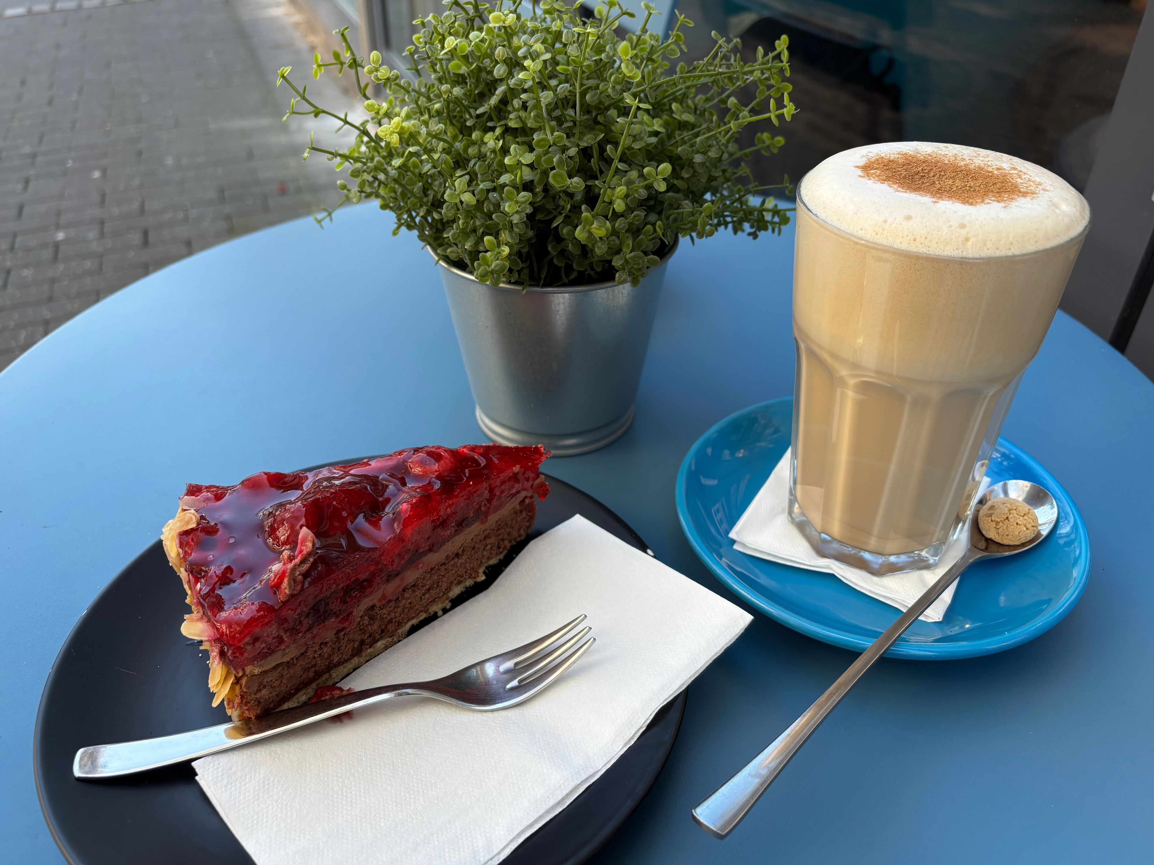 Schoko-Himbeer-Torte und Chai-Latte.