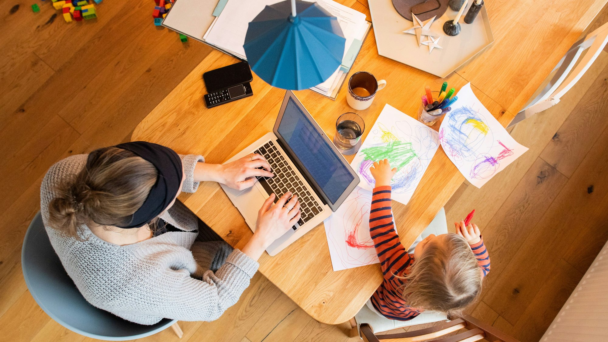 ARCHIV - Nicht nur eine gute Mama und Partnerin, sondern auch beruflich erfolgreich sein: Viele Mütter fühlen sich gesellschaftlichem Druck ausgesetzt. (zu dpa: «Kind und Karriere – geht das nun, oder nicht?») Foto: Julian Stratenschulte/dpa - Honorarfrei nur für Bezieher des dpa-Themendienstes +++ dpa-Themendienst +++